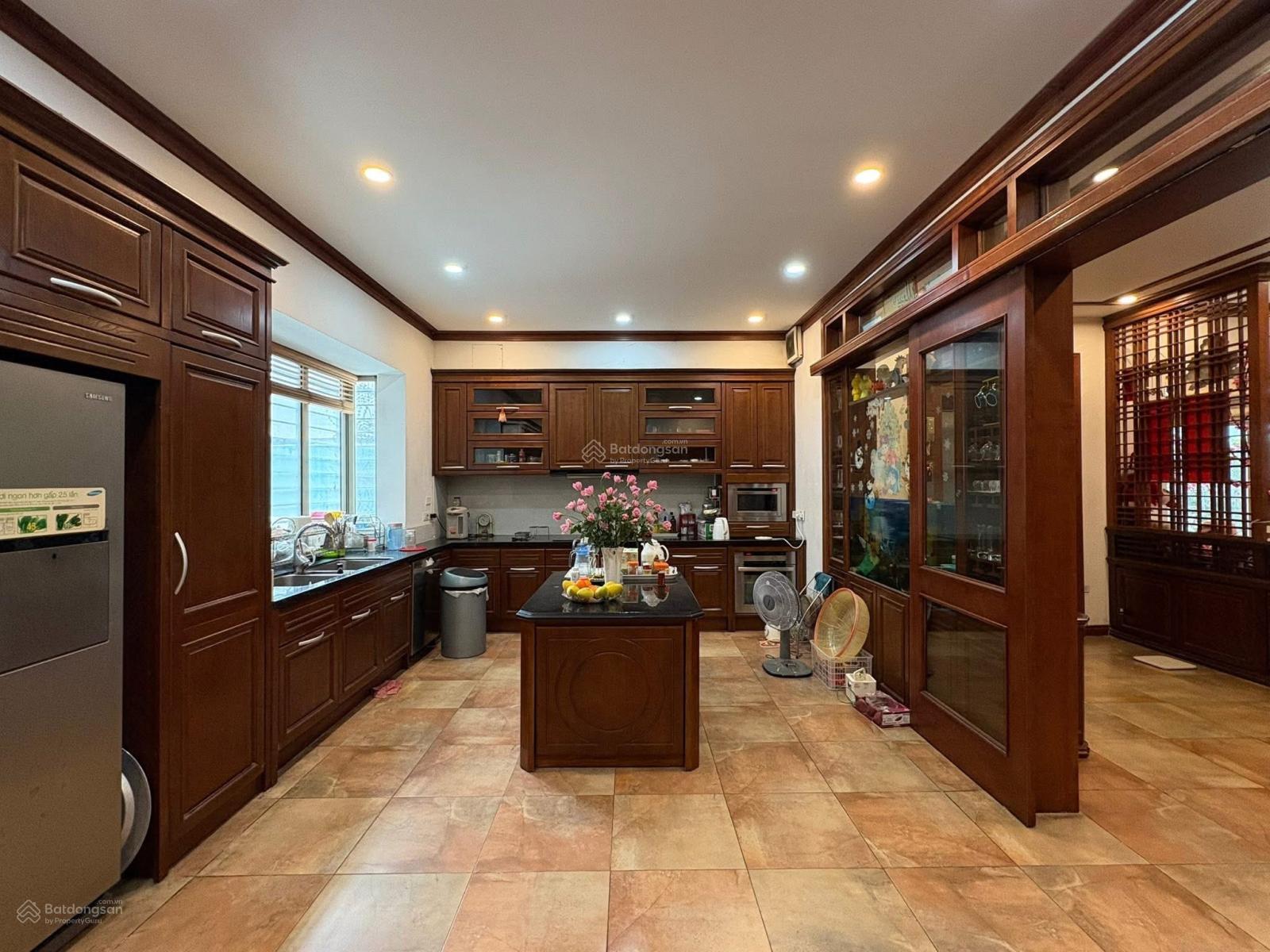 Bán biệt thự Lão Thành Cách Mạng- Chủ bán kín- 260m2 x 5T thang máy - Nội thất vip gỗ Hương 125 tỷ