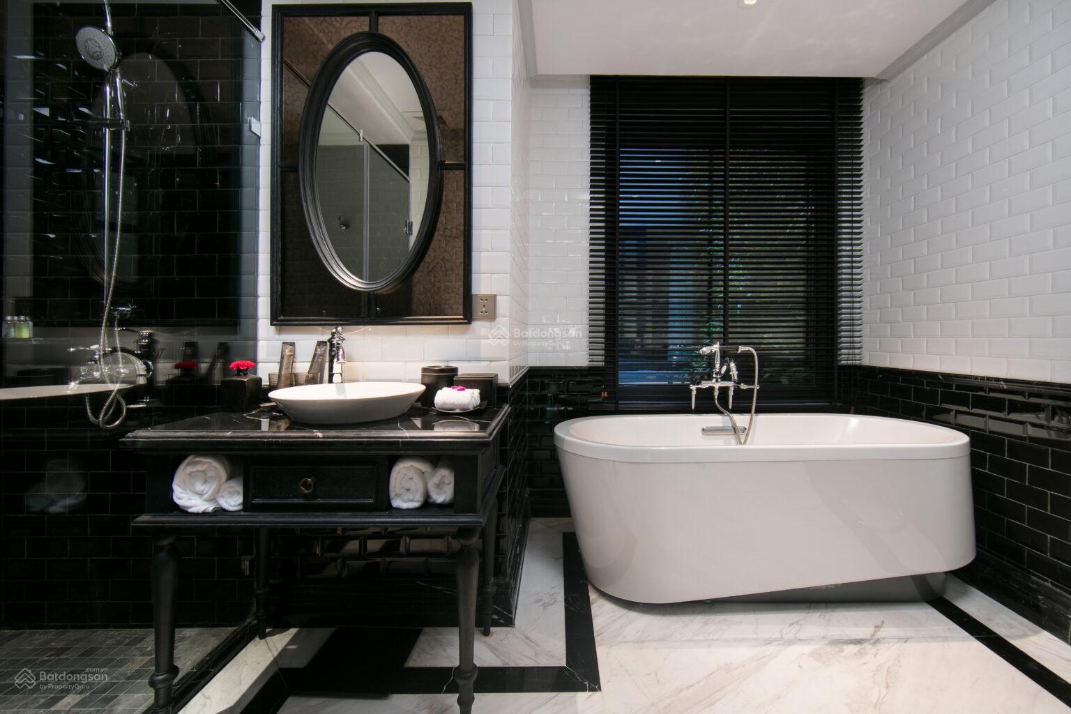 Bán khách sạn 4 sao mặt phố Hàng Bông, DT 180m2 x 9 tầng có hầm, CT 500tr/th, 34 phòng