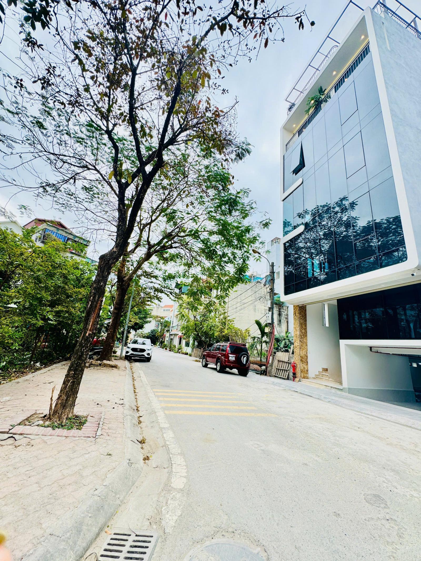 Chính chủ bán tòa văn phòng phố Cổ Linh, 100m2 - mặt tiền gần 7m - lô góc 4 mặt, 2 bên vỉa hè