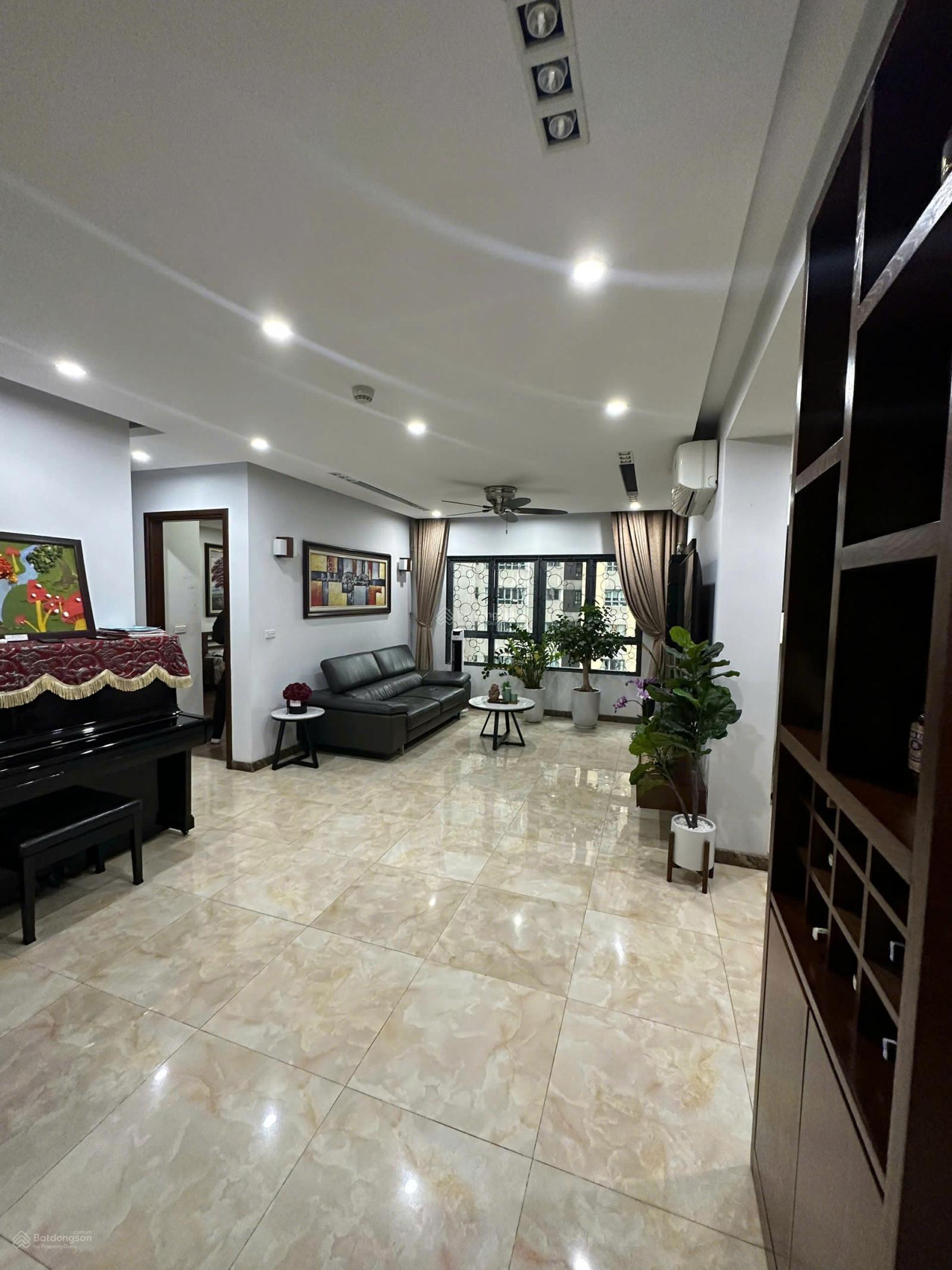 Nhà đẹp full nội thất và có lốt đỗ xe ô tô,gia đình cho thuê căn hộ 2PN-2WC diện tích 90m2 tòa A