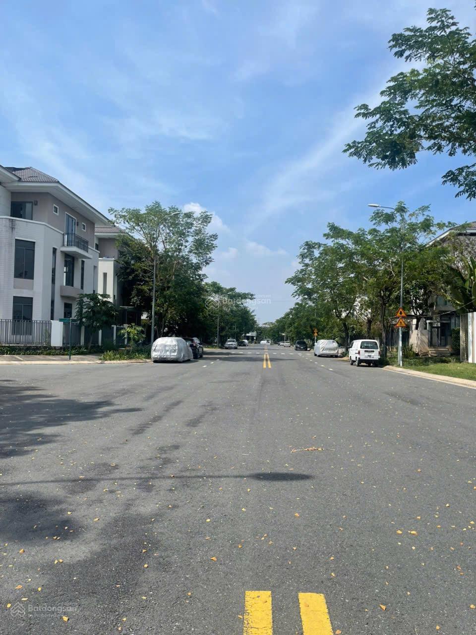 Bán gấp căn biệt thự Lavila góc 2MT đường 25m gần công viên và hồ bơi DT 132.8m2 SH giá 19.5tỷ