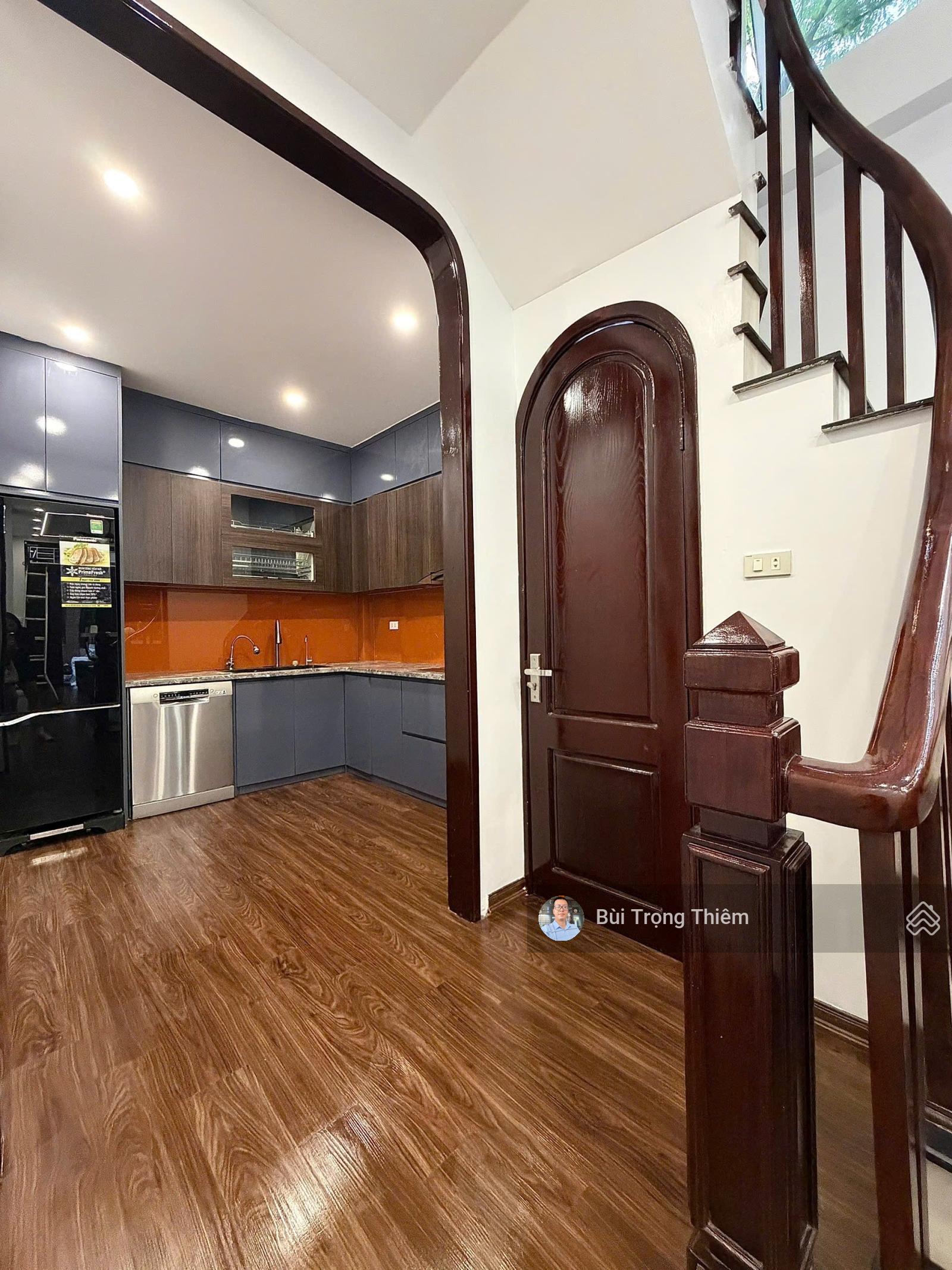 Cần bán nhà dân xây sau chợ Thạch Bàn 5 tầng 2 mặt thoáng gần ô tô tránh giá 8 tỷ có thương lượng