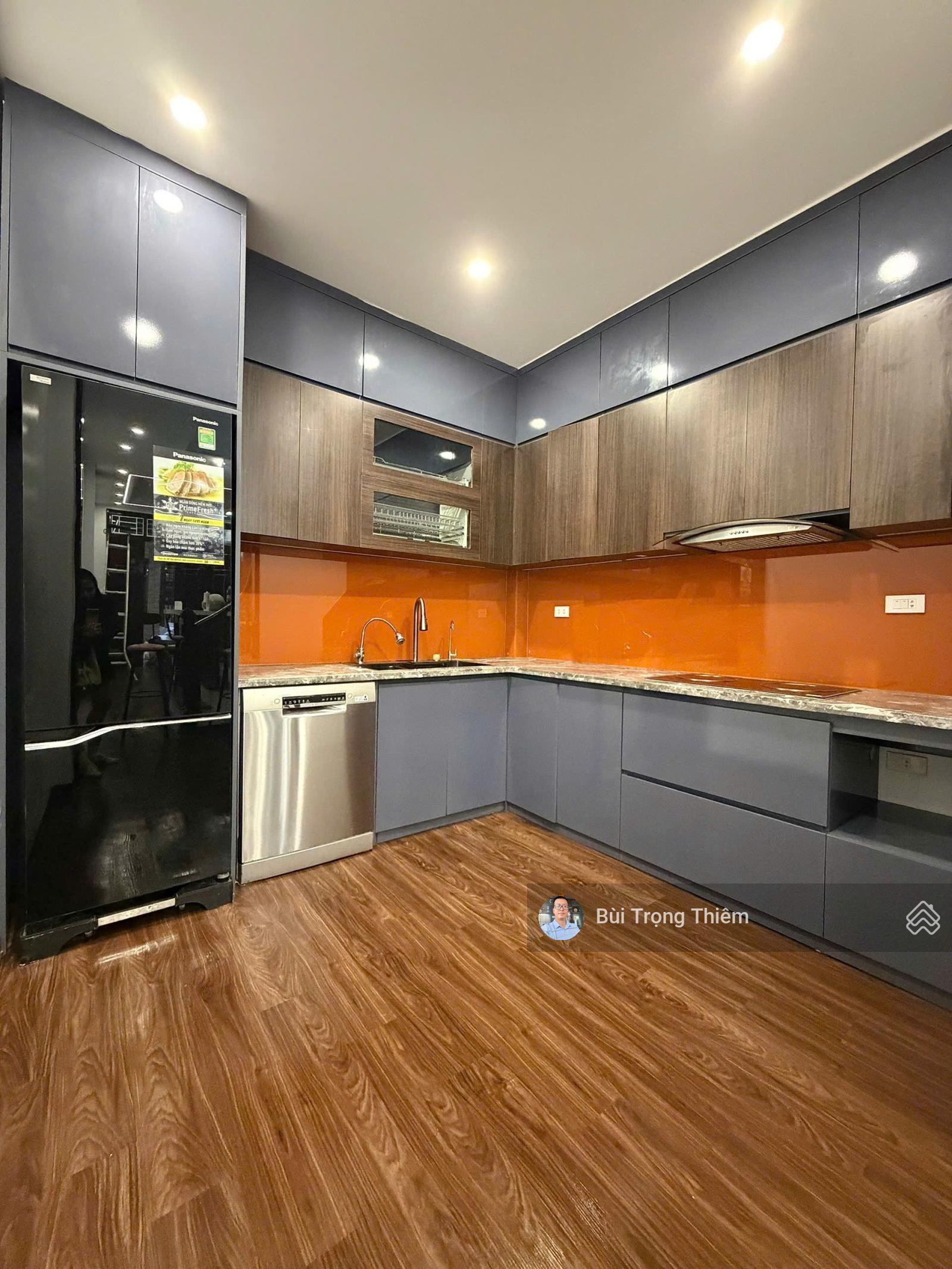 Cần bán nhà dân xây sau chợ Thạch Bàn 5 tầng 2 mặt thoáng gần ô tô tránh giá 8 tỷ có thương lượng