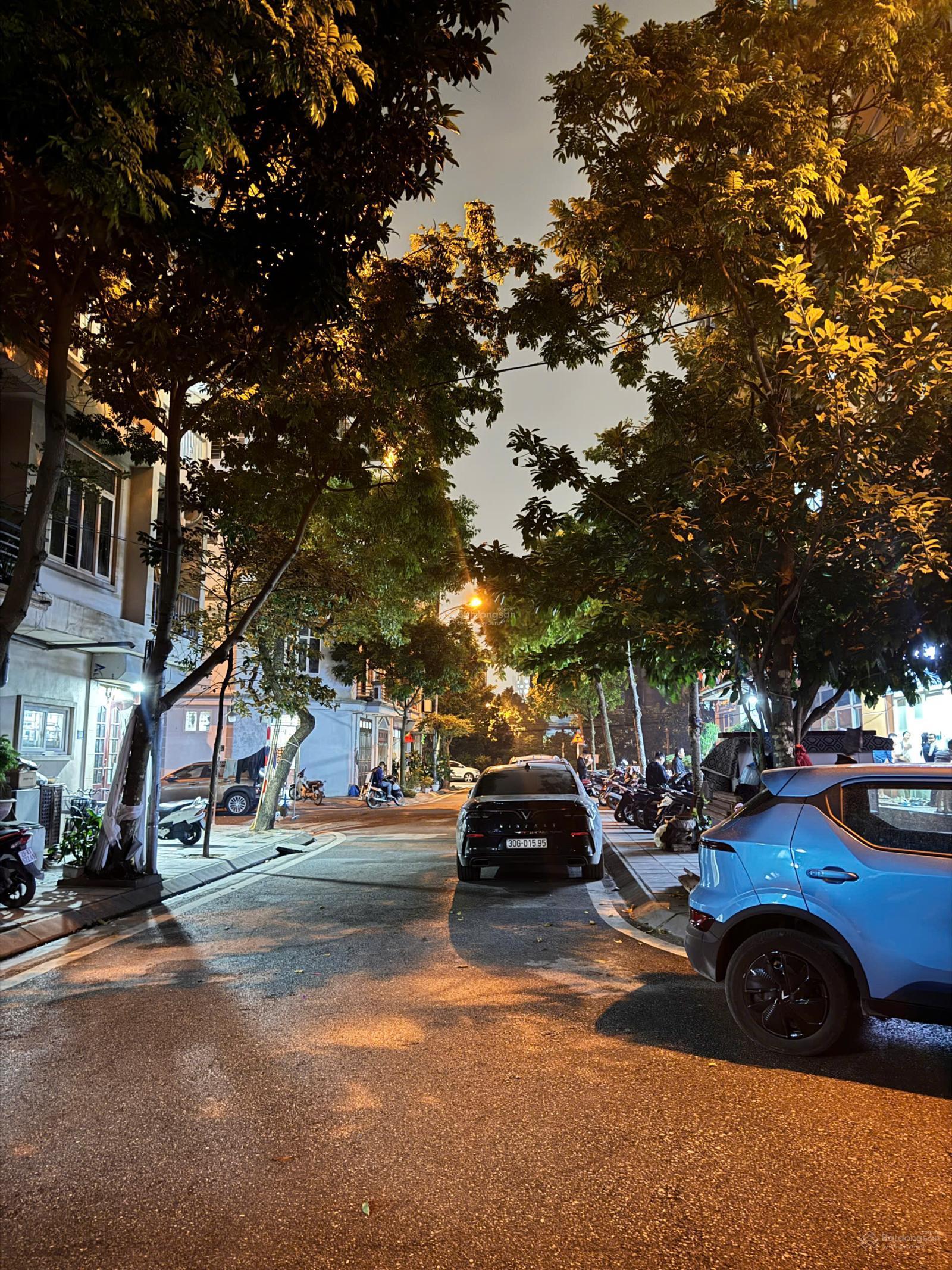 Bán đất phố Gia Thụy, Long Biên 95m2 x mặt tiền 6m - ô tô tránh - phân lô - thoáng trước vĩnh viễn