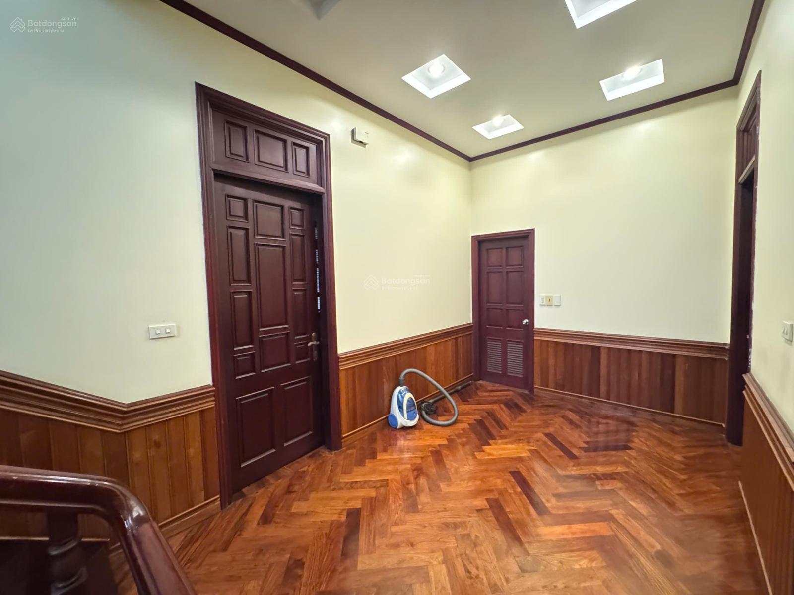 Chủ gửi bán biệt thự trung tâm thành phố để lại toàn bộ đồ nội thất.