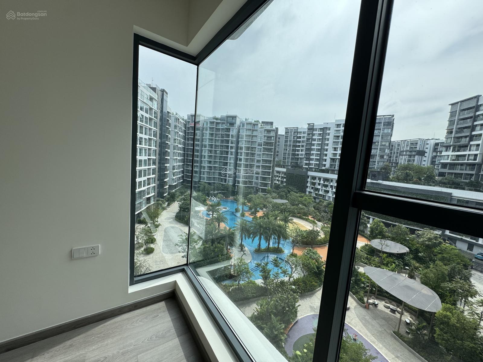 Bán nhanh, 2 phòng ngủ 96m2, Centery, C4 view hồ bơi, giá chỉ 8tỷ All in. Xem nhà ngay hôm nay