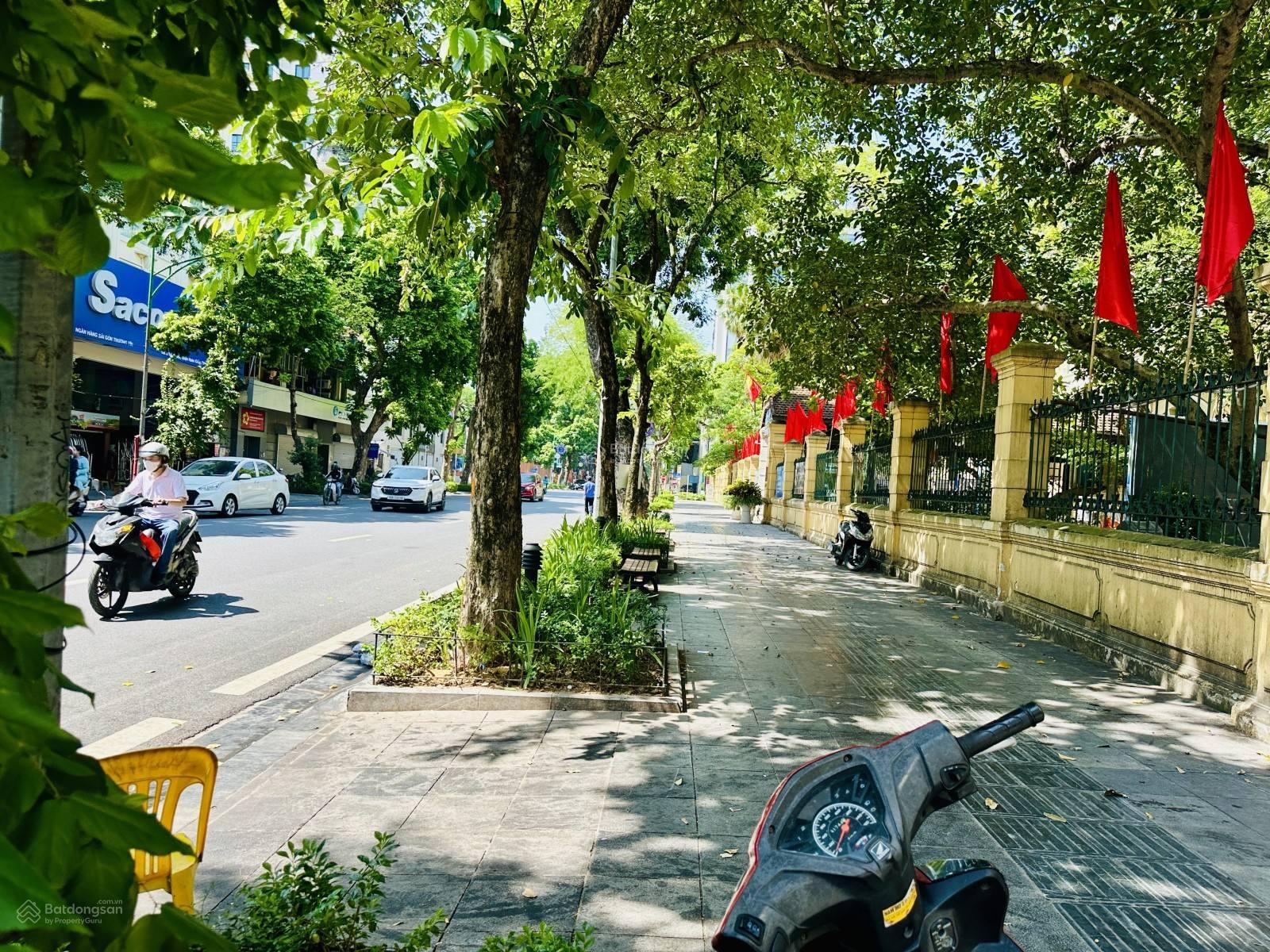 Nhà C4 Trần Thái Tông 151m2, ngõ rộng 8m, 2 xe ô tô tránh, vỉa hè 5m, 2 thoáng, trước nhà vườn hoa