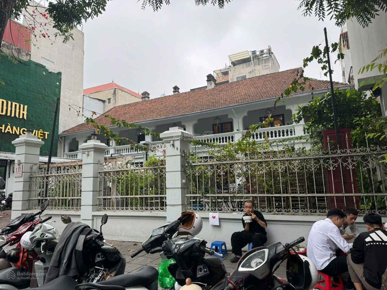 Nhà C4 MP Quảng Khánh 410m2, MT 18m, căn góc, view trực diện Hồ Tây, cách Nhà Hát 100m, vỉa hè rộng