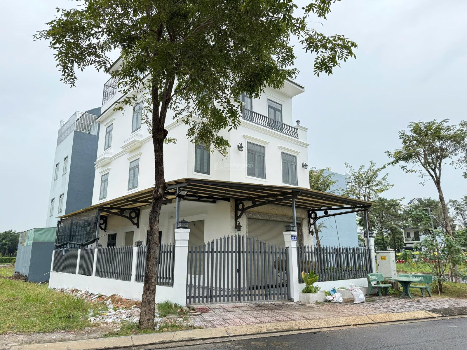 BÁN NHÀ KHU ĐÔ THỊ NĂM SAO 360m2 giá 6ty5 (thương lượng) Lh: 0931 112 ***