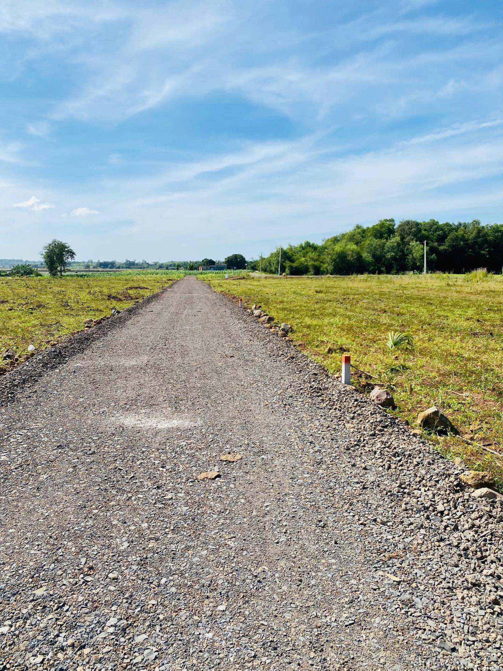 BÁN 300m2 ĐẤT 2 MẶT TIỀN XÃ LÁNG DÀI KHU DÂN CƯ HIỆN HỮU