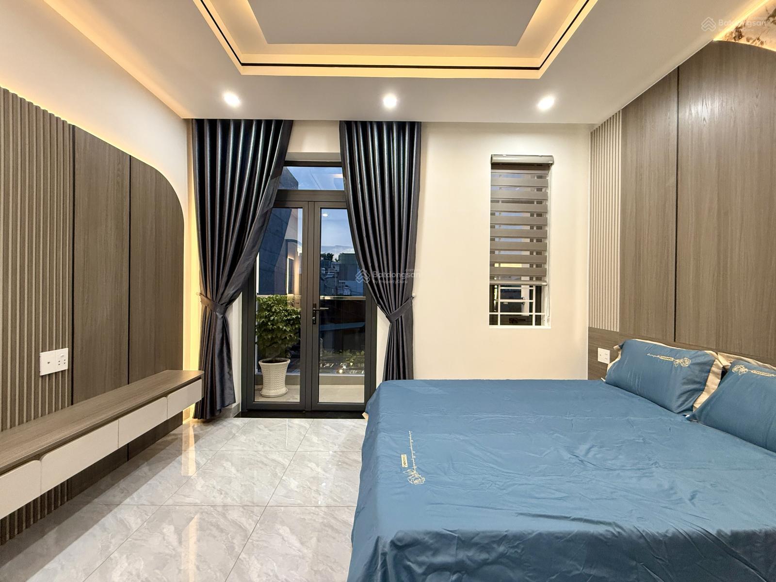 Nhà bên chợ Cầu Đồng và Ngã Tư Ga, DT: 4.10M x 20M, trệt, 3 lầu, sân ô tô, 4PN, P. Thờ, sân thượng