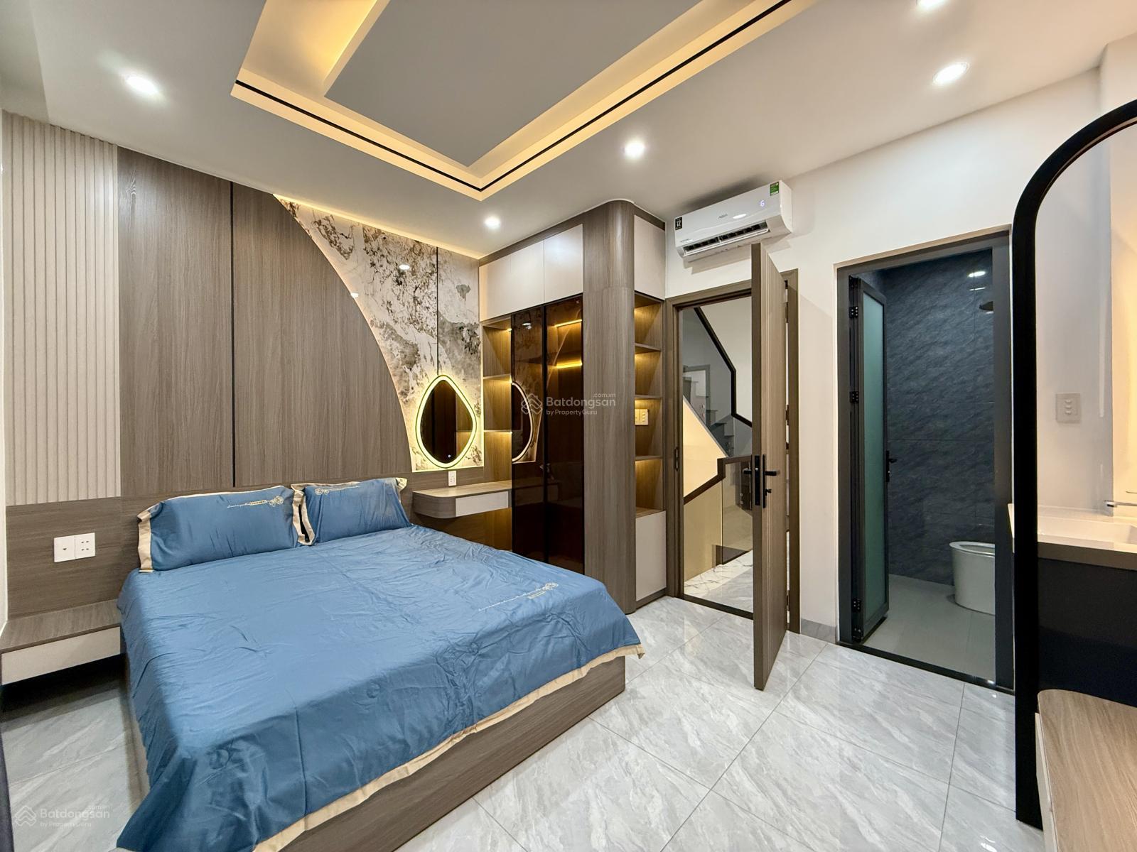 Nhà bên chợ Cầu Đồng và Ngã Tư Ga, DT: 4.10M x 20M, trệt, 3 lầu, sân ô tô, 4PN, P. Thờ, sân thượng