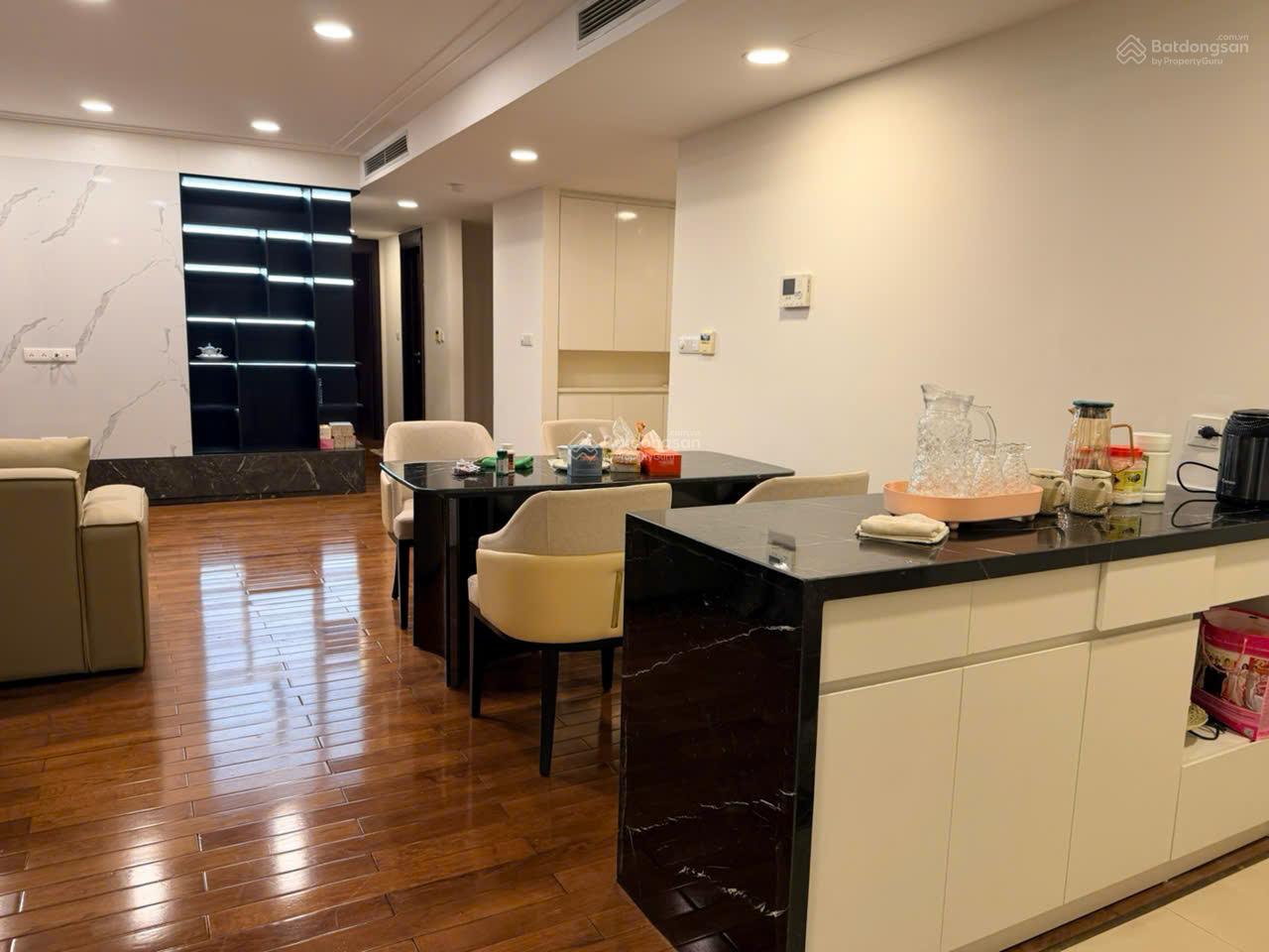 Bán chung cư cao cấp Hoàng Thành Tower, 3PN 125m2 tầng trung, nội thất mới tinh 26.8 tỷ