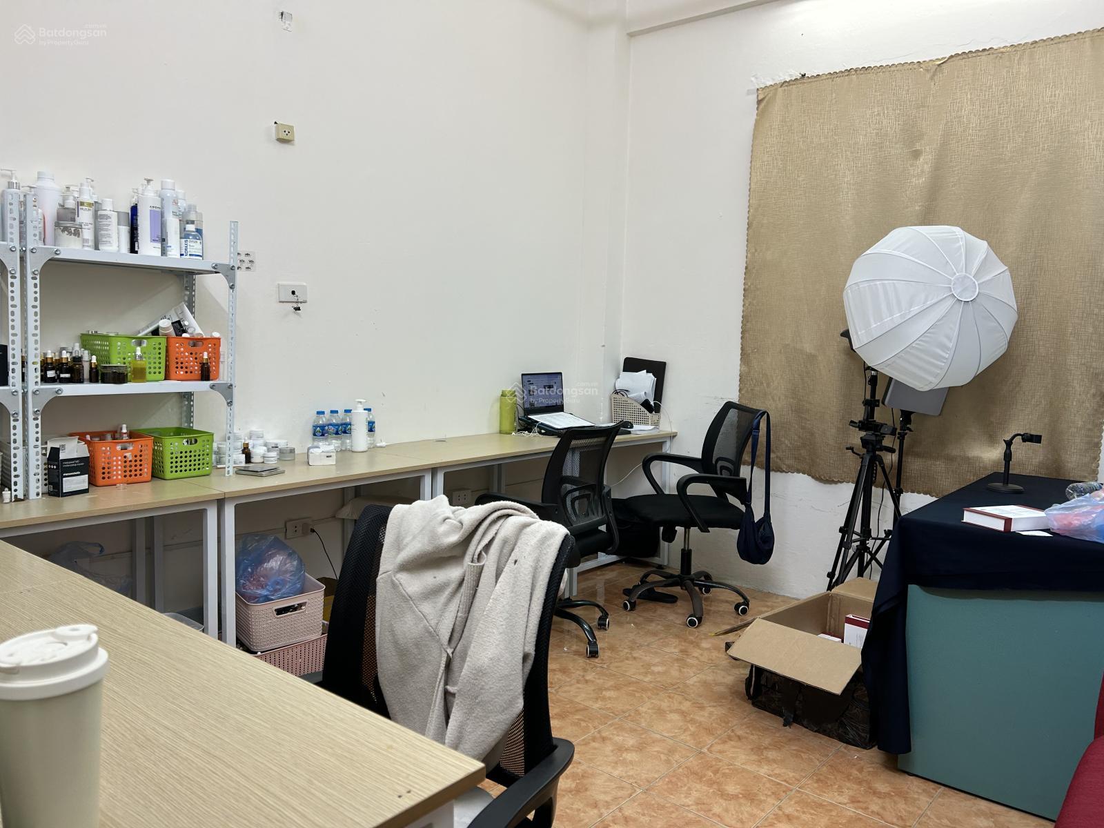 Chính chủ cho thuê căn hộ tầng 6 tòa N5B Hoàng Đạo Thúy - Cầu Giấy, dt 70m2 2PN, đồ cơ bản 11tr/th