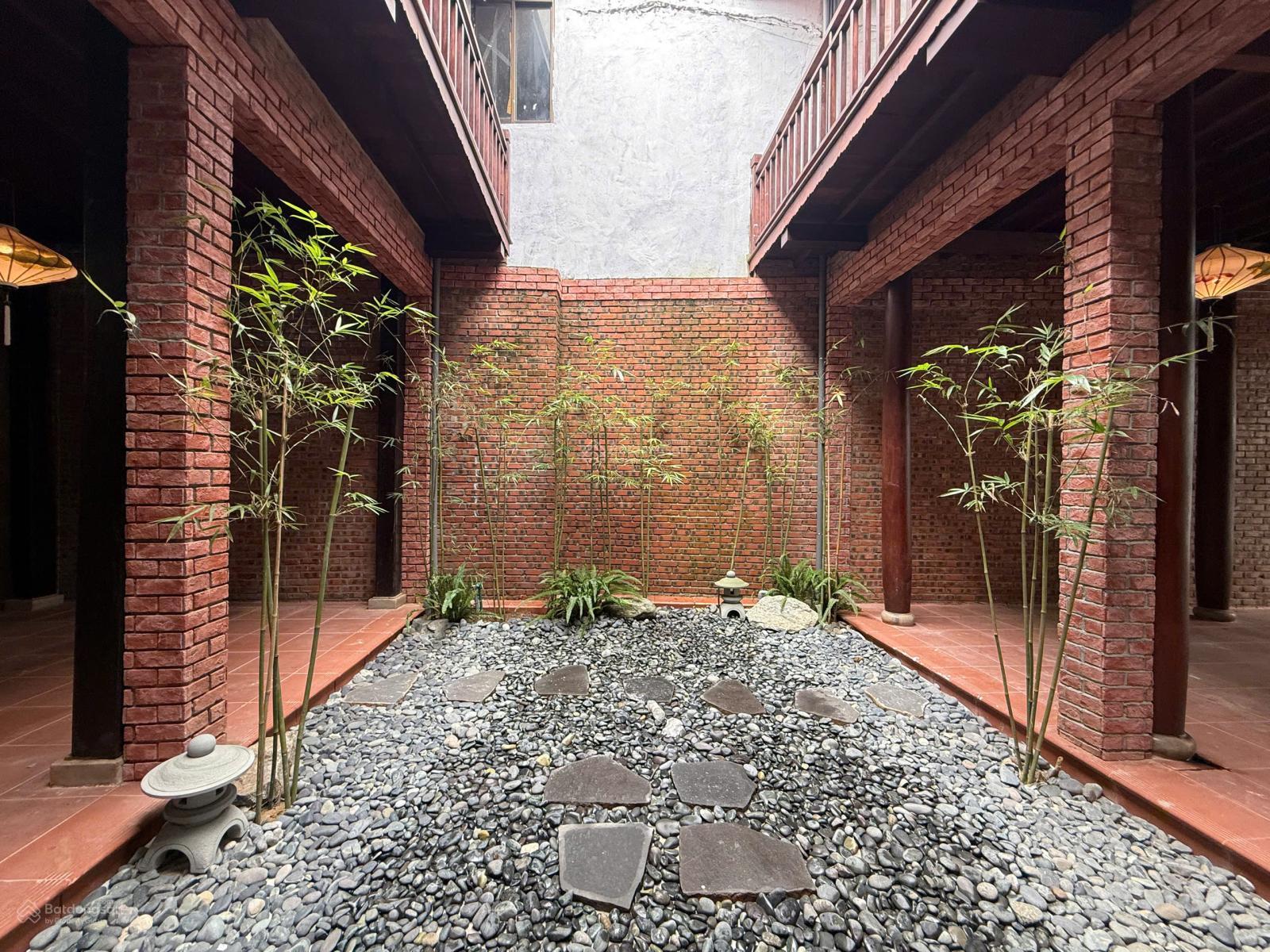 Cho thuê Mặt bằng kinh doanh 2 tầng đường Chính Hữu, DT 172m2, ngang 6m5, Phong cách nhà gỗ Hội An