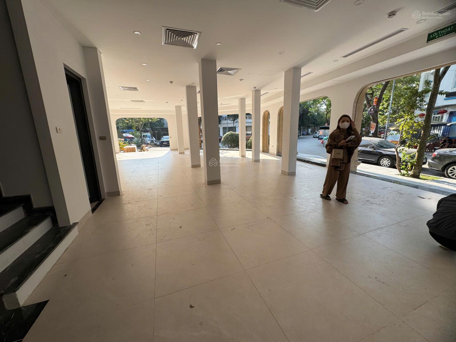 Cho thuê liền kề ô góc DT 175m2 x2T 3 mặt tiền đường to view vườn hoa tiện KD, cafe khu ĐT Văn Phú