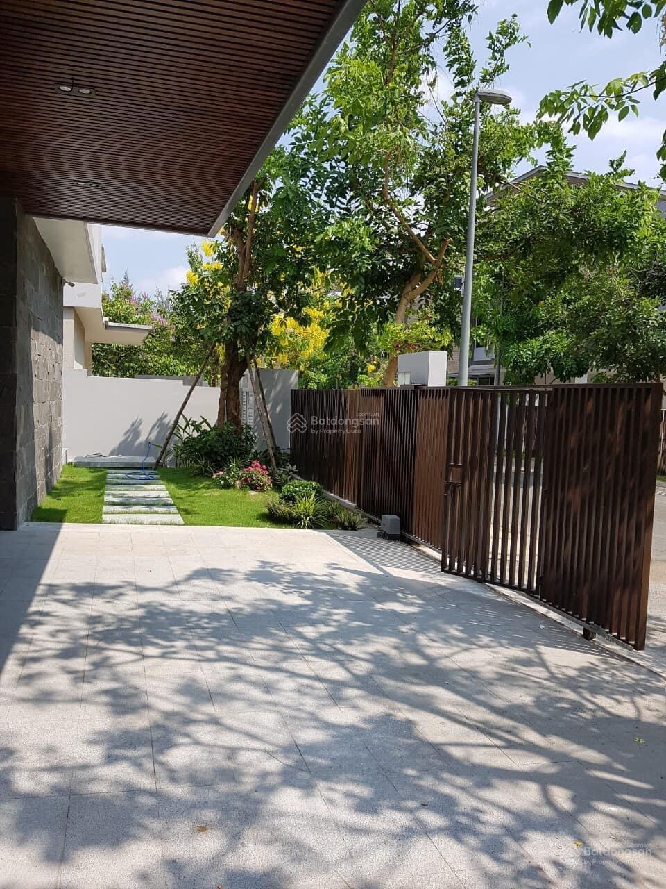 Riviera Cove căn góc 2.mặt tiền. DT 530m2. Nhà hoàn thiện nội thất cao cấp. Sổ hồng riêng.Giá 63 tỷ