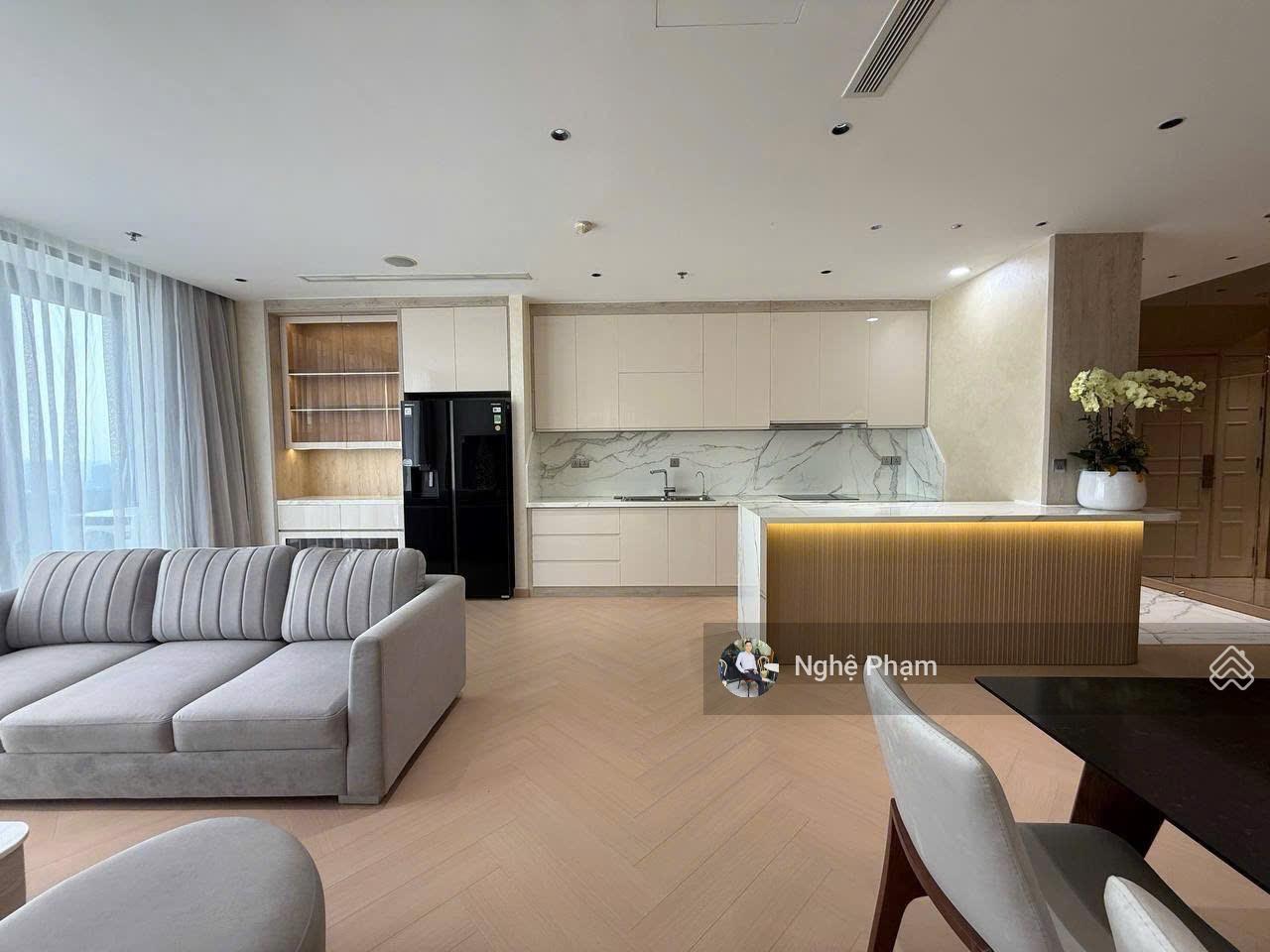 Cần cho thuê căn hộ 3PN Vinhomes Golden River Ba Son. View trực diện sông, nội thất cao cấp.