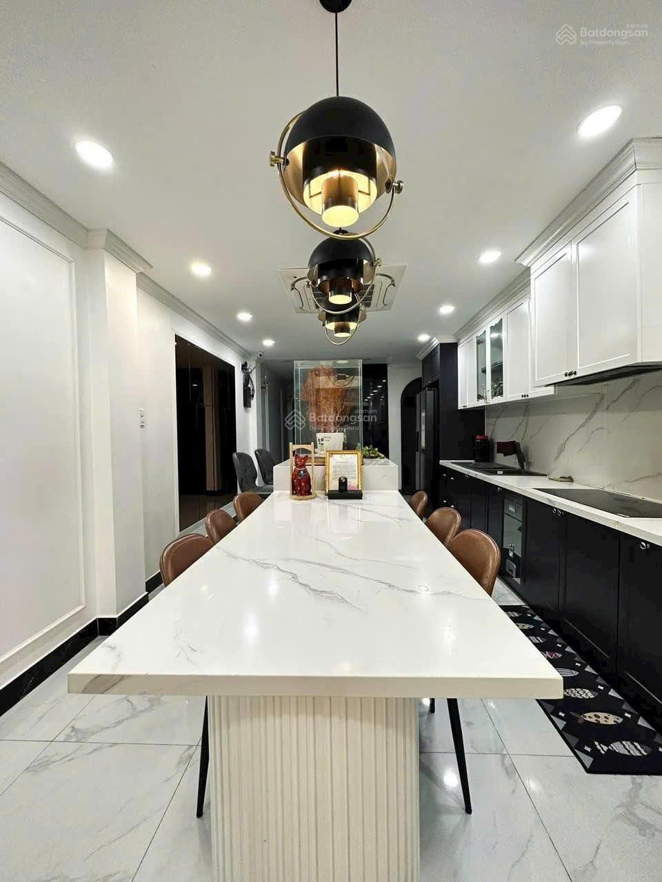 Độc tôn MT Phan Xích Long! Giá 40 tỷ ngang lớn 6 x 10= 61m² 2MT kết cấu: 4 tầng có HDT: 120tr/ th