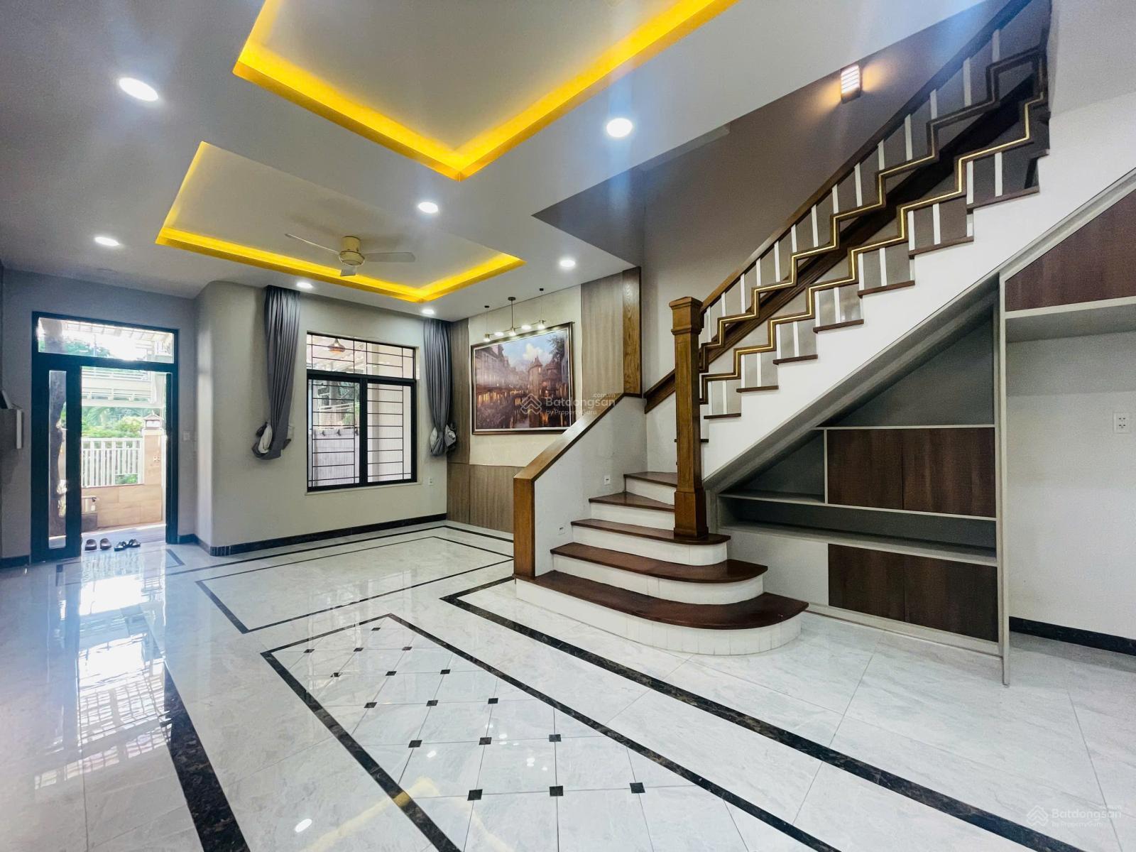 Cho thuê nhà phố góc công viên giá 35 triệu. Xây dựng 1 trệt 3 lầu nội thất cơ bản có phòng karaoke