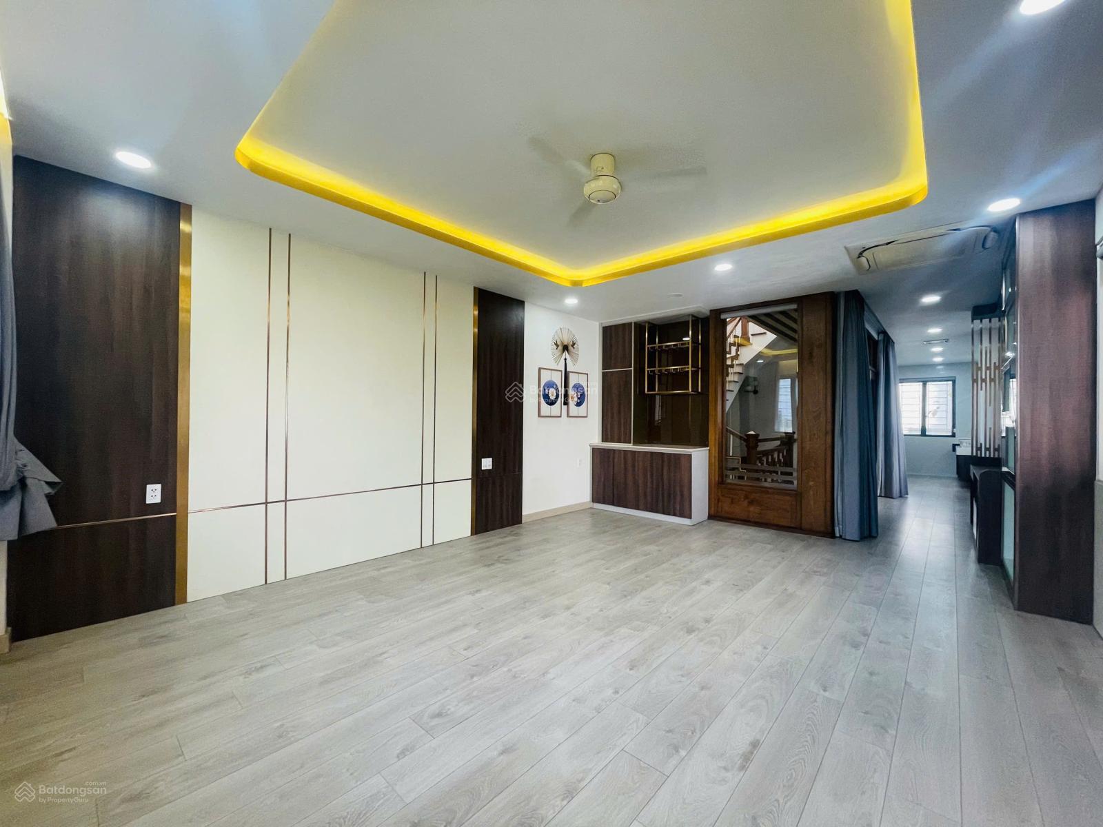 Cho thuê nhà phố góc công viên giá 35 triệu. Xây dựng 1 trệt 3 lầu nội thất cơ bản có phòng karaoke