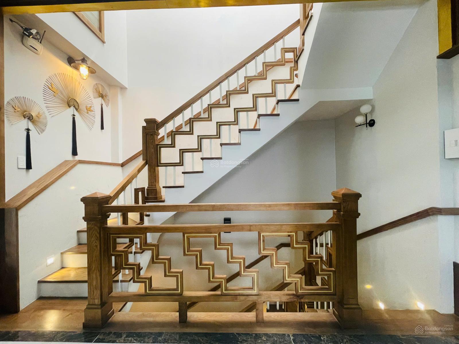 Cho thuê nhà phố góc công viên giá 35 triệu. Xây dựng 1 trệt 3 lầu nội thất cơ bản có phòng karaoke