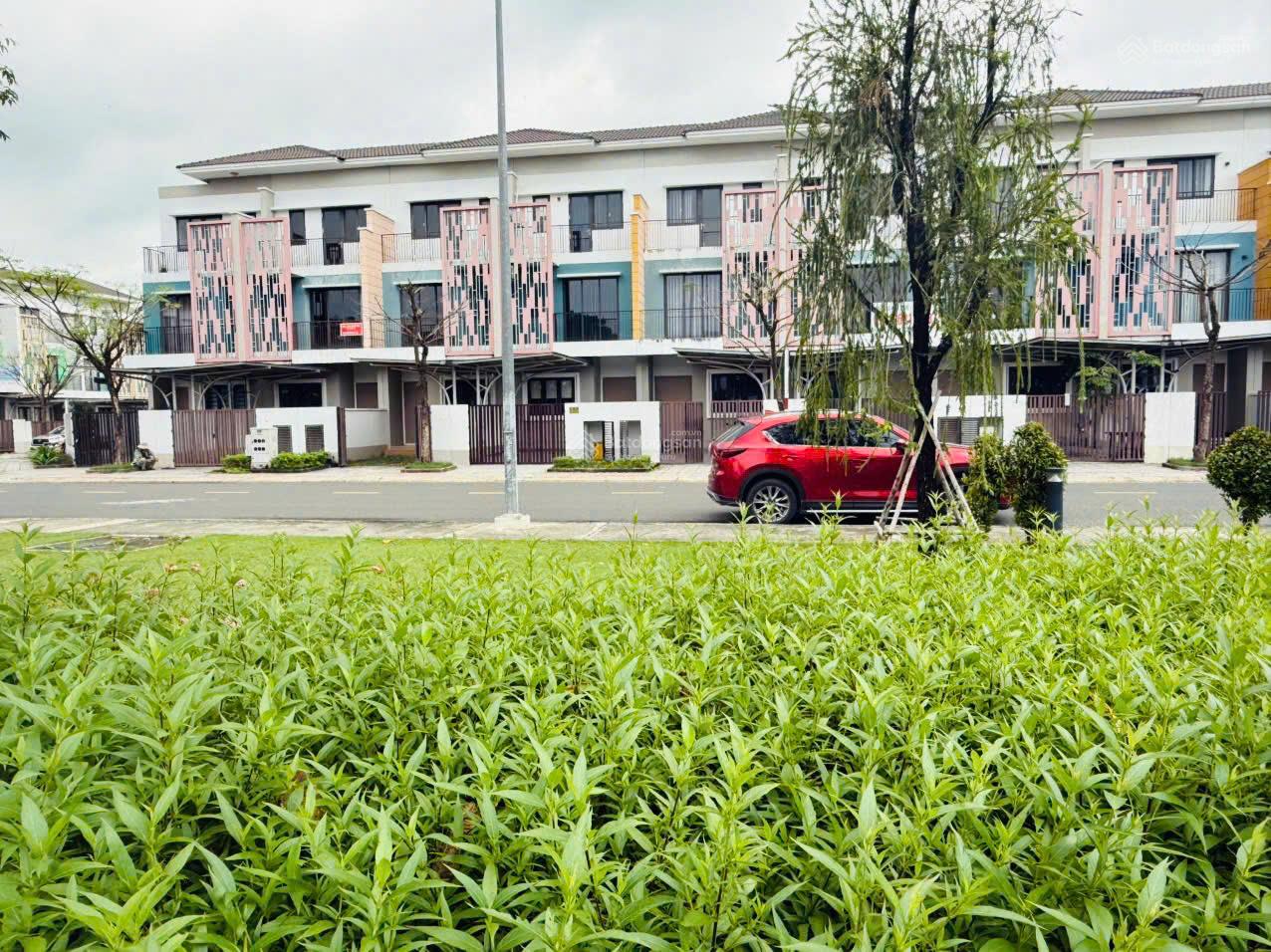 Chính chủ cho thuê Biệt thự 4PN-4WC, nhà mới 100% tại Sun Casa Central, Vsip 2. LH: 0986 196 ***