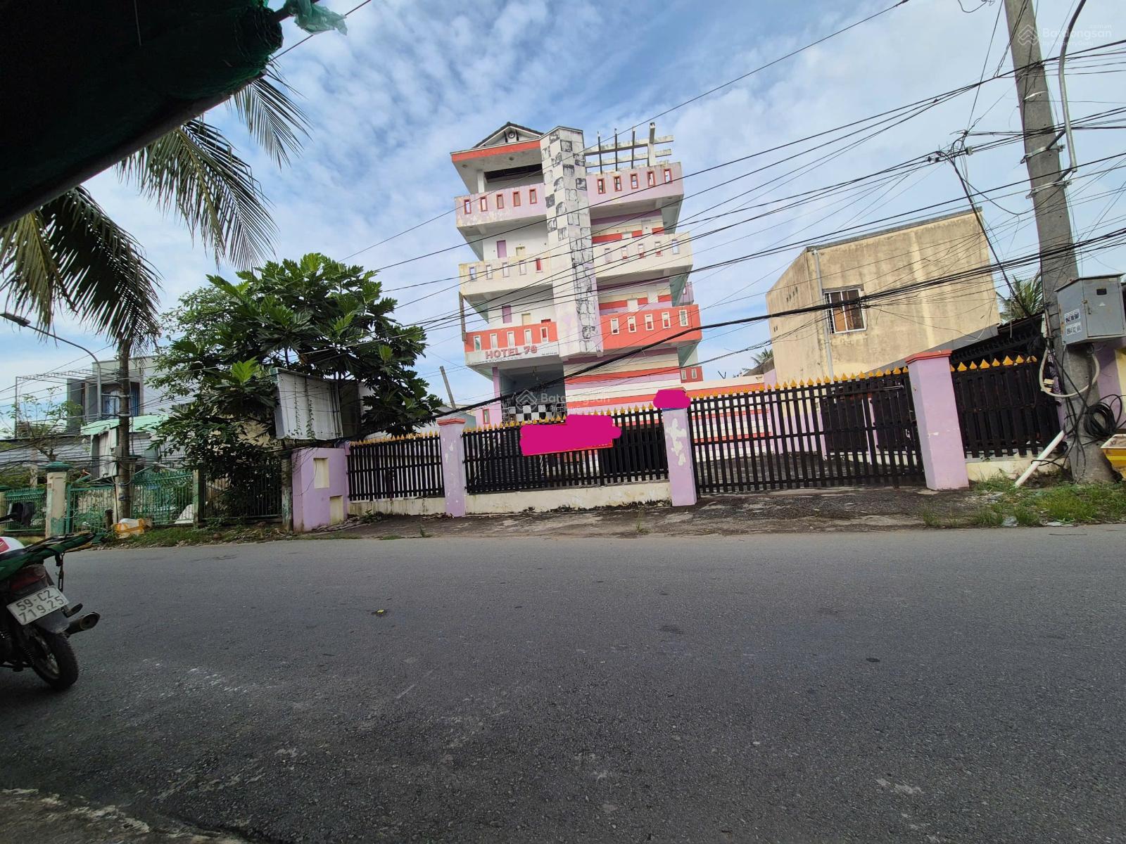 Khách sạn 601.5m2 5T, 26 phòng, mặt tiền đường xe tải, cách TT Mỹ Tho vài phút, gần cao tốc TPHCM