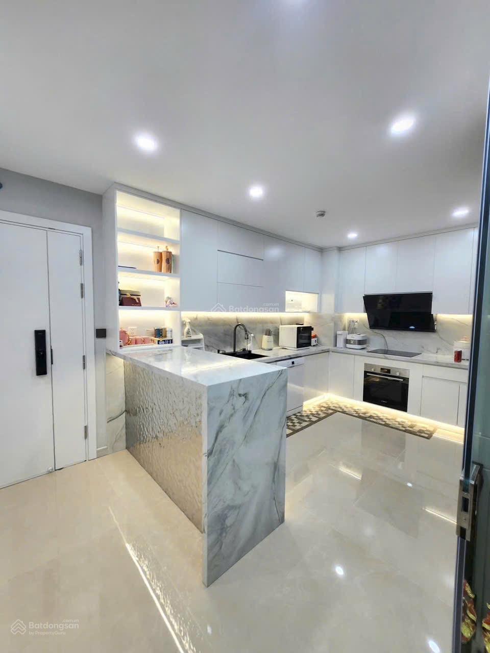 Cho thuê nhanh CC Udic Westlake, 168m2 ,3 phòng ngủ full đồ đẹp giá 21tr/tháng . Lh 0814 610 ***