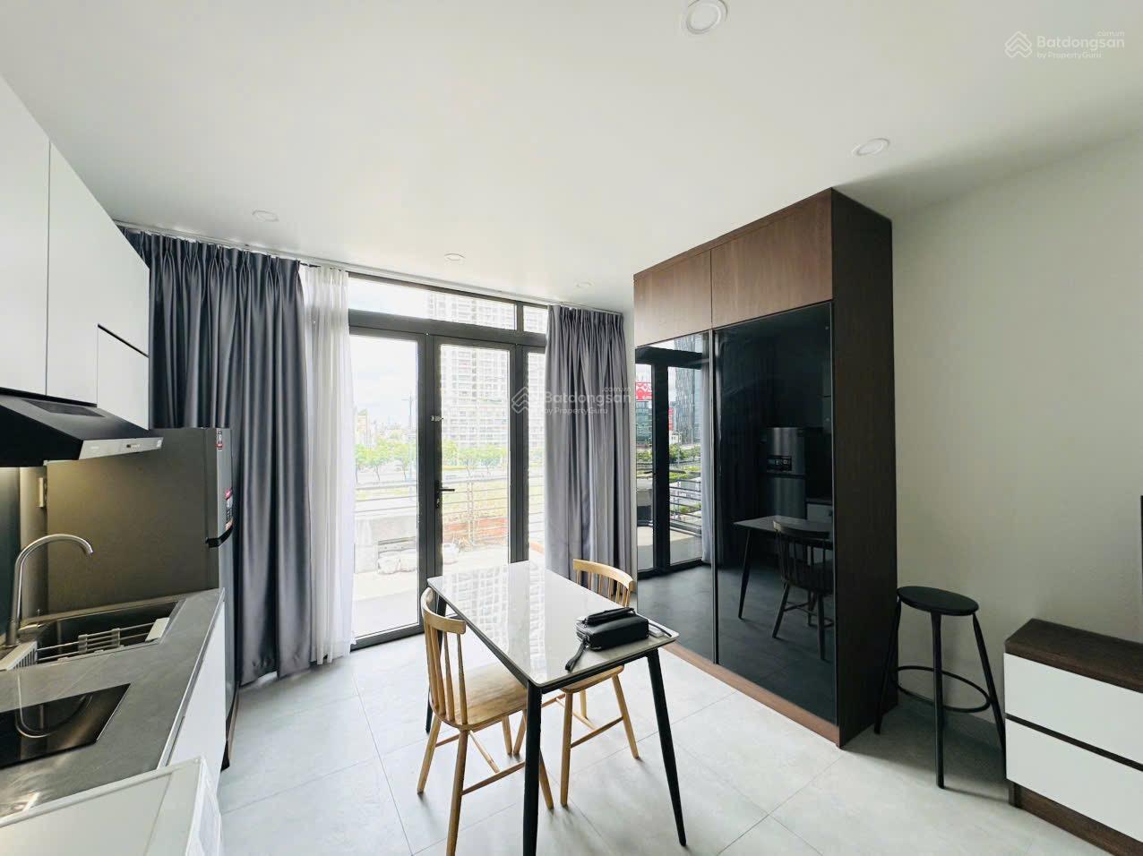 Cho thuê studio ban công tách bếp siêu rộnG 40-50m2 view sông mặt tiền Võ Văn Kiệt Q1. Nuôi pet ok