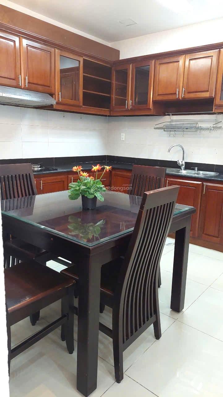 Cho thuê Sky Garden 3 phòng ngủ, view hồ bơi, giá 13,5tr, miễn phí gửi xe, cách trường Rmit 1km