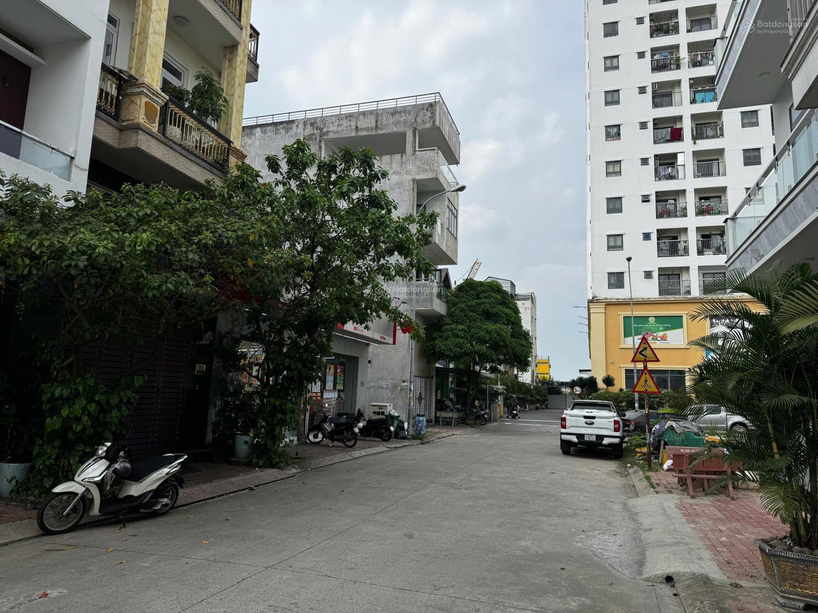 Hàng hiếm đất ngay cổng vào chân chung cư 2 mặt tiền, KDC ngay Vincom Dĩ An