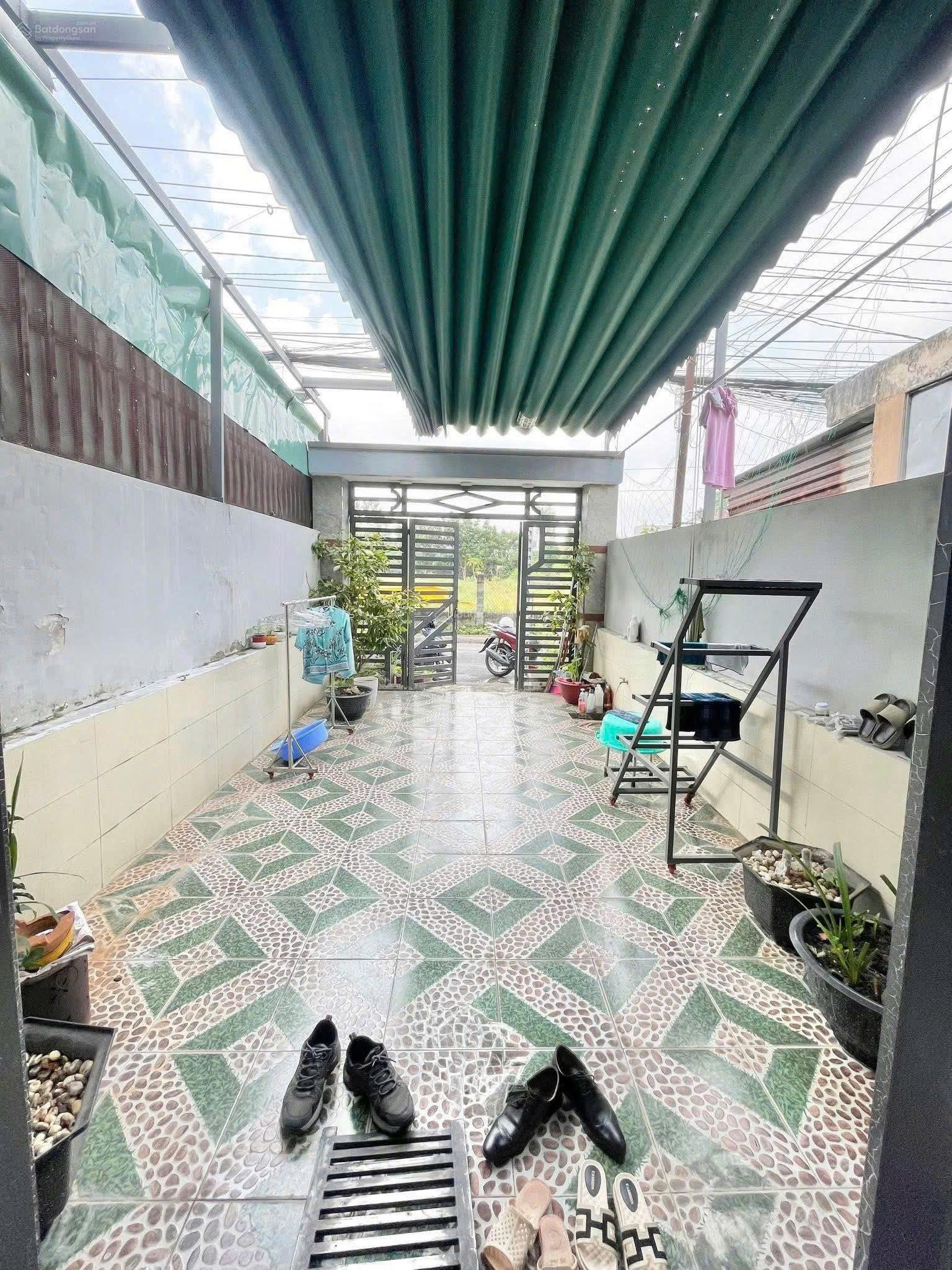 Nhà trệt lầu mặt tiền kinh doanh tốt, gần siêu thị BigC Go Dĩ An