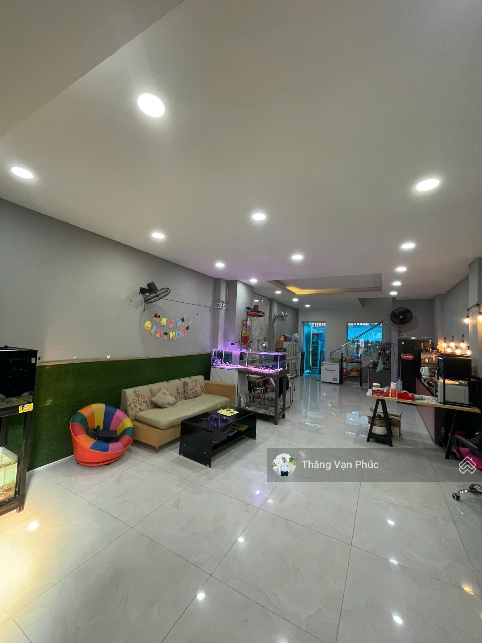 Chủ giảm 1 tỷ căn 5m giá 18,8 tỷ, đối diện trường Emasi, Hugo, 5 tầng hoàn thiện đẹp, chủ bán gấp