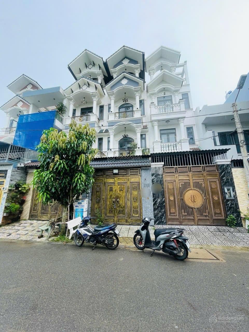 Nhà 4 tầng, hẻm xe hơi 5m, ngay siêu thị Gigamall Phạm Văn Đồng.