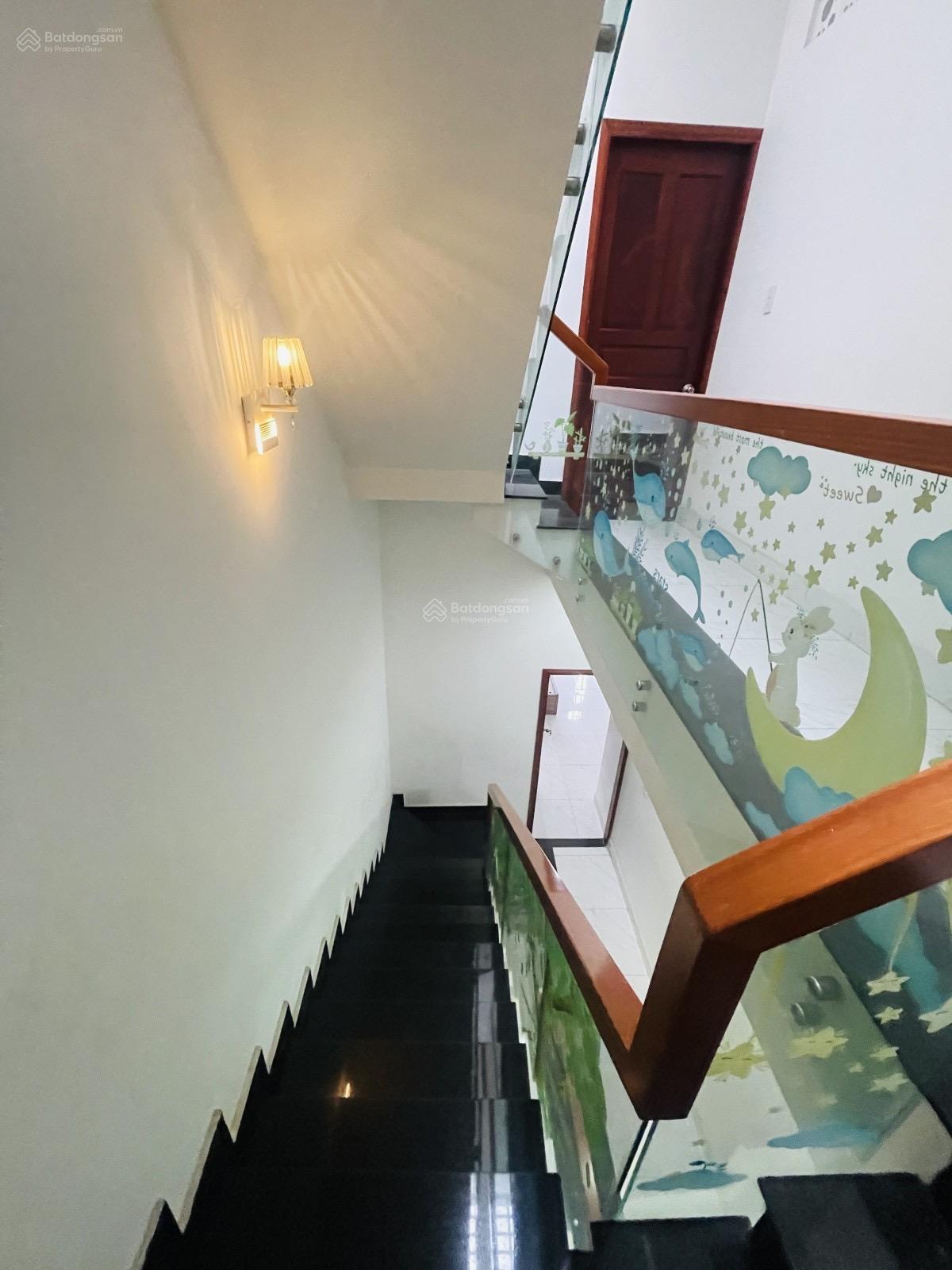 Nhà 4 tầng, hẻm xe hơi 5m, ngay siêu thị Gigamall Phạm Văn Đồng.