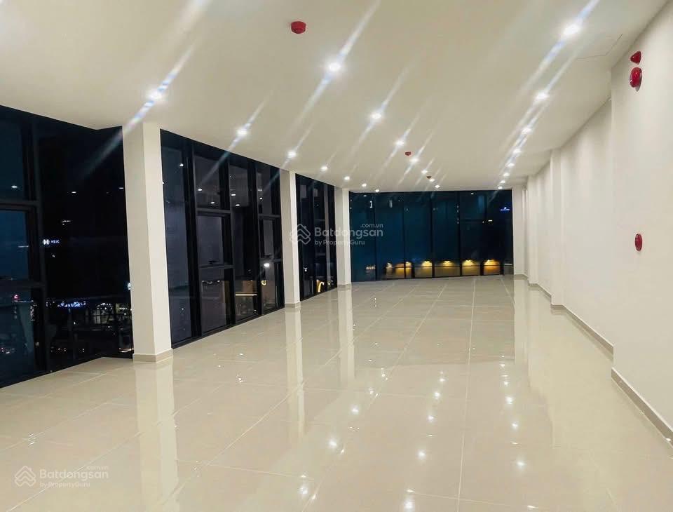 Cho thuê nhà 7 tầng MT đường Nguyễn Văn Linh , sát cầu rồng, thang máy, hệ thống phòng cháy đầy đủ