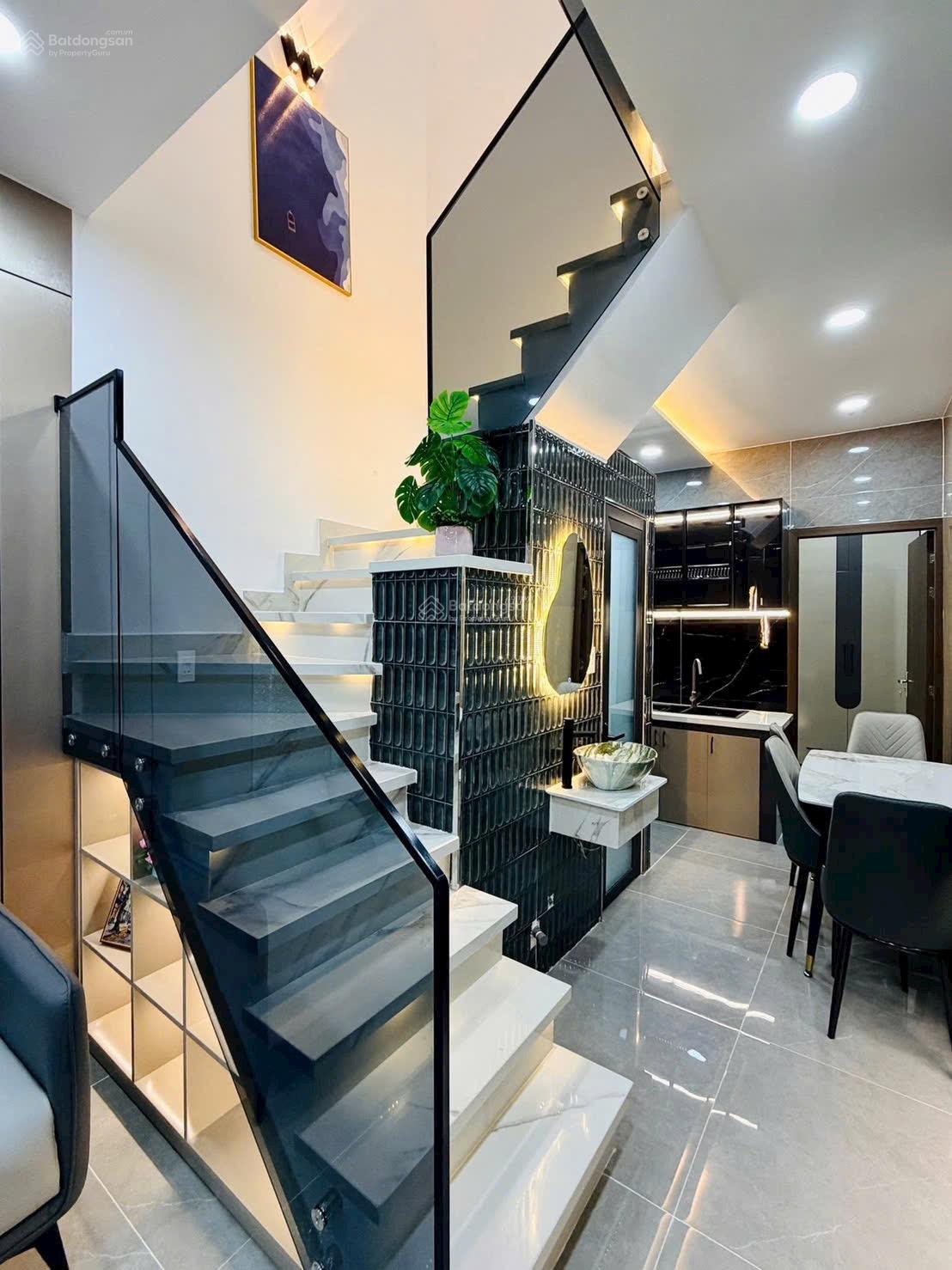 Diện tích to - 3 phòng ngủ - trang bị đủ nội thất - hẻm thông - 25 mét ra mặt tiền đường