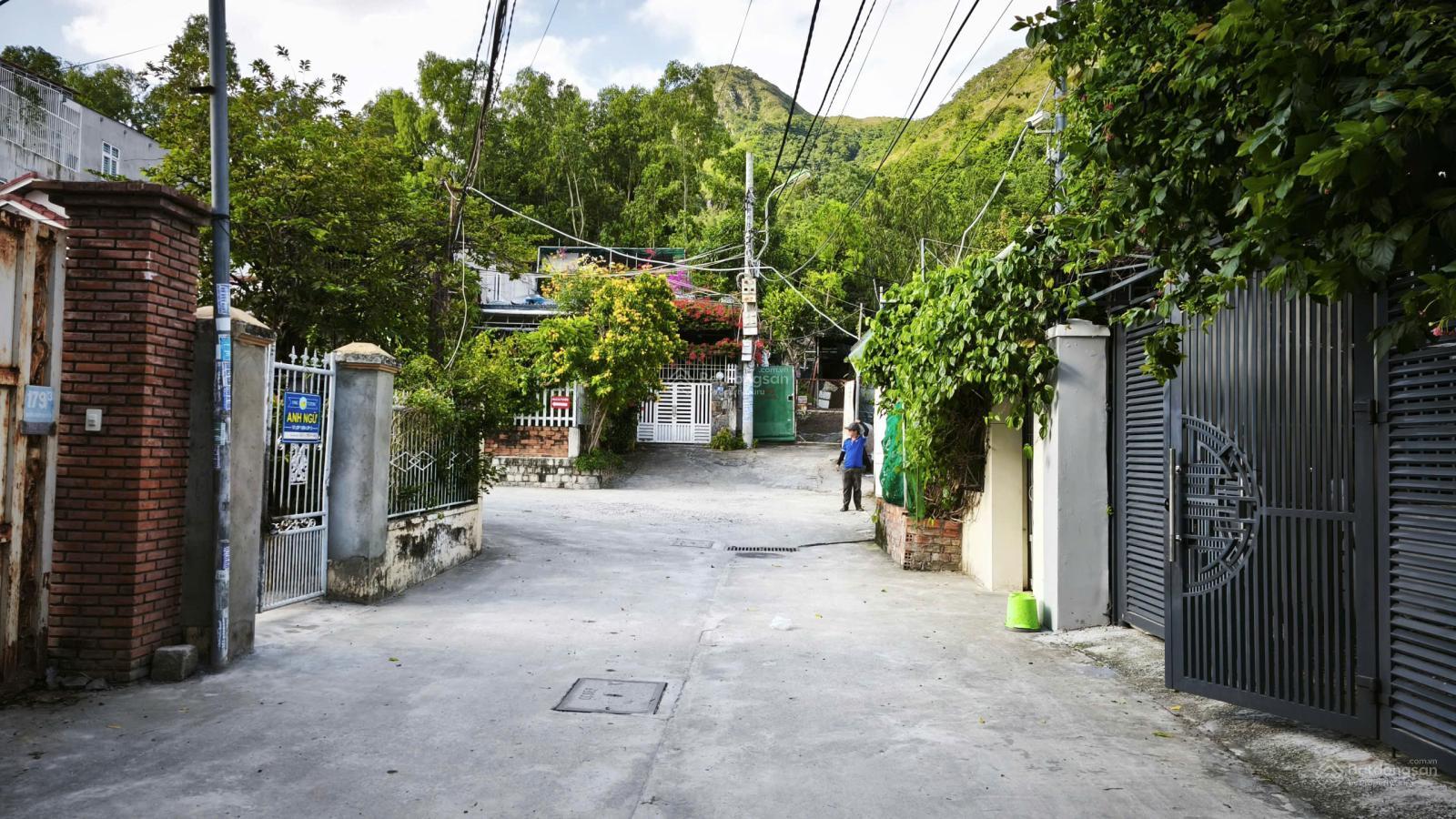 Bán đất hẻm Dương Hiến Quyền, Vĩnh Hòa Nha Trang DT 137.7m2 mặt tiền hơn 5m, đường 5.5m giá 68tr/m2