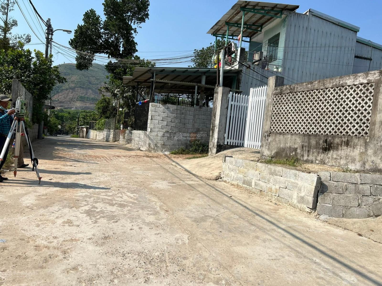 Chủ gửi bán 234.8m2, có 200m2 đất ở gần ủy ban Xã Hòa Ninh - Hòa Vang - Đà Nẵng - giá 2,350 tỷ