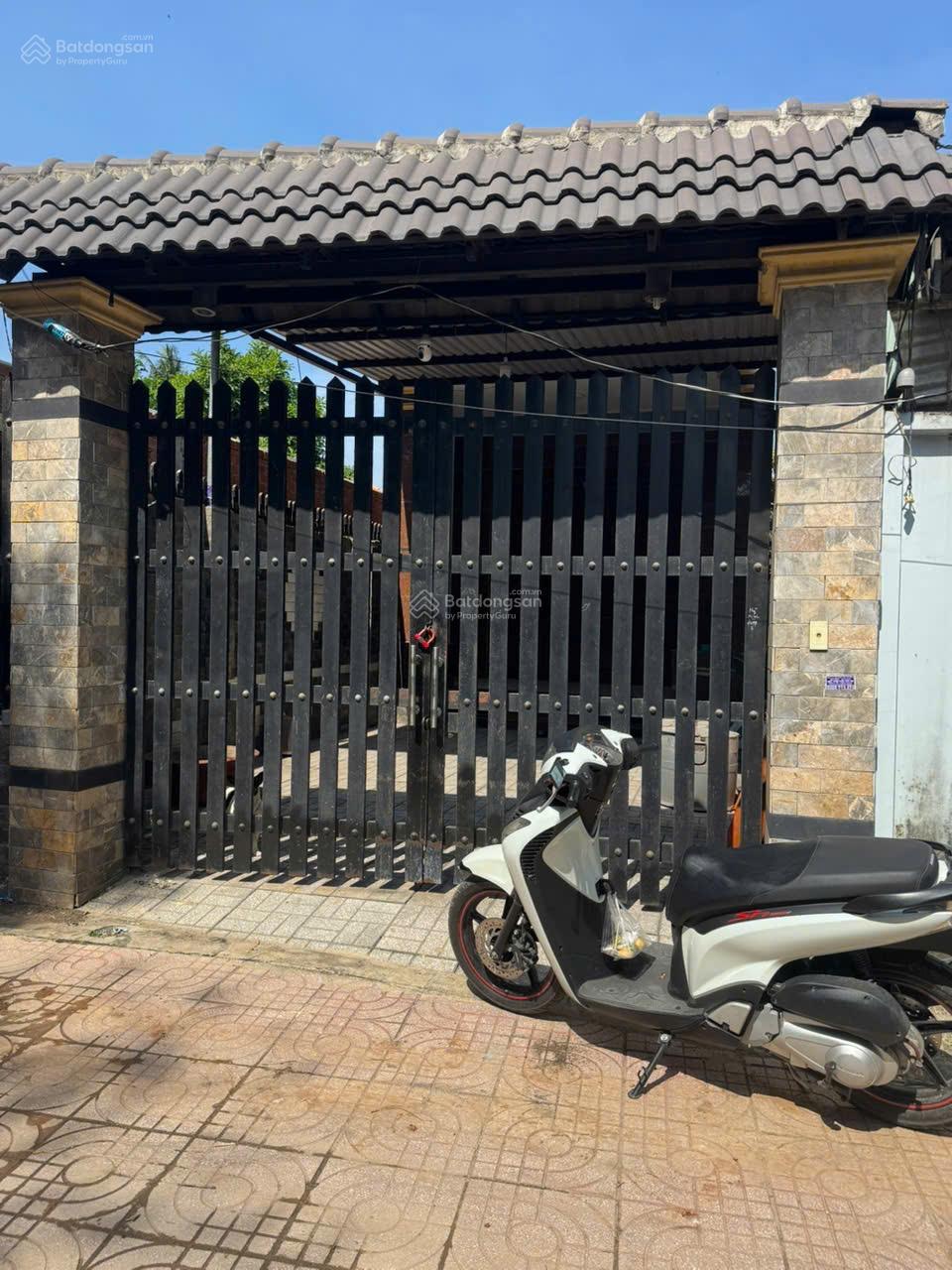 Bán nhà hẻm Nguyễn Chí Thanh - Bình Nhâm, xe hơi vào tới cửa, ngang 5m. Giá 4.25 tỷ