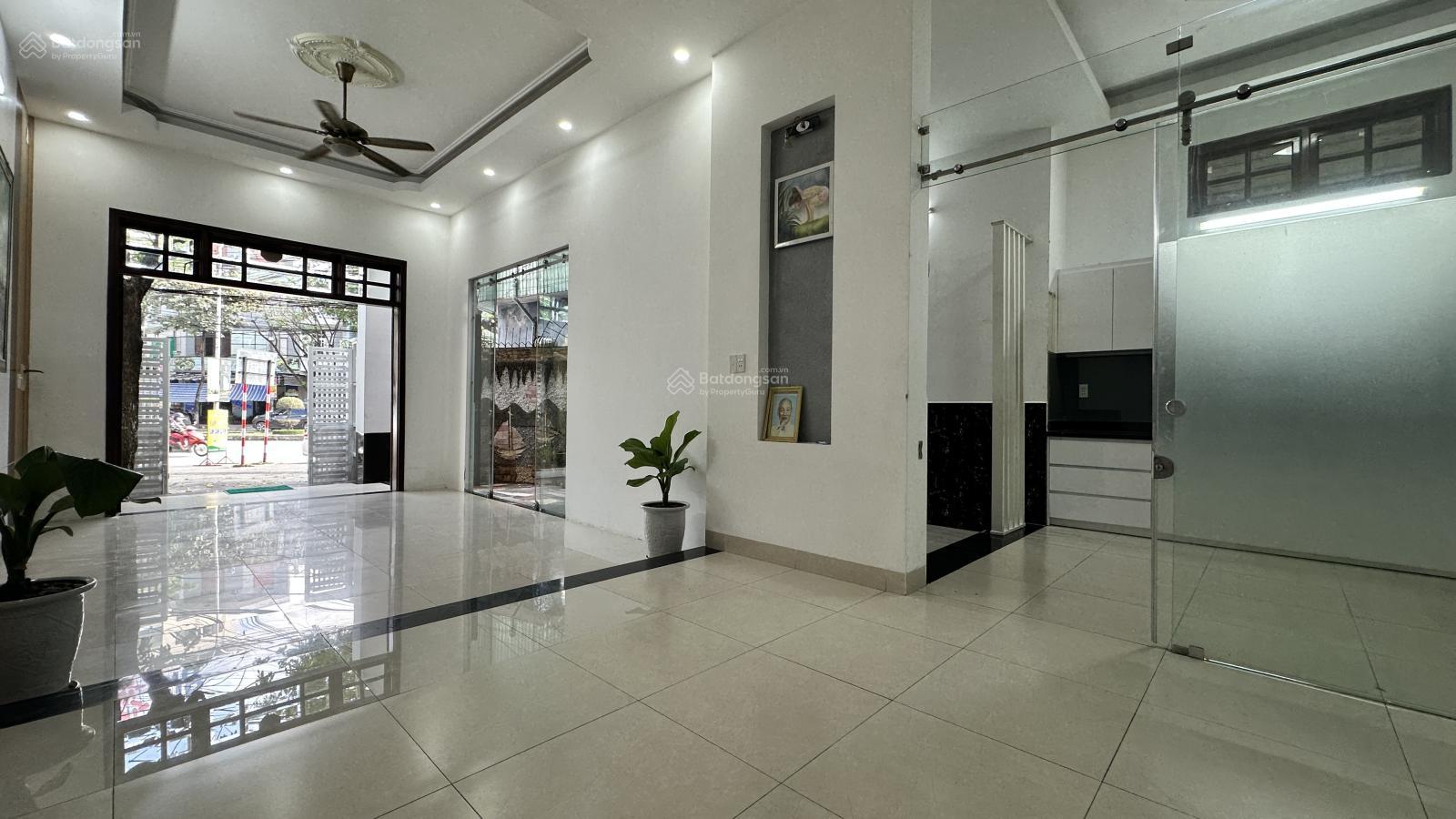 Chủ cần bán nhà 3 tầng MT Nguyễn Hữu Thọ. Giá 13.8 tỷ, 5m nở hậu 7m = 100m2. Hướng Đông Chủ cần bán nhà 3 tầng MT Nguyễn Hữu Thọ. Giá 13.8 tỷ, 5m nở hậu 7m = 100m2. Hướng Đông