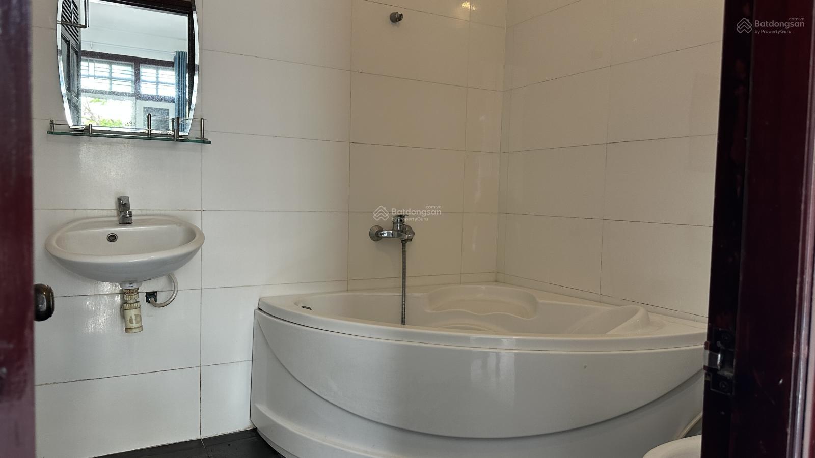 Chủ cần bán nhà 3 tầng MT Nguyễn Hữu Thọ. Giá 13.8 tỷ, 5m nở hậu 7m = 100m2. Hướng Đông Chủ cần bán nhà 3 tầng MT Nguyễn Hữu Thọ. Giá 13.8 tỷ, 5m nở hậu 7m = 100m2. Hướng Đông