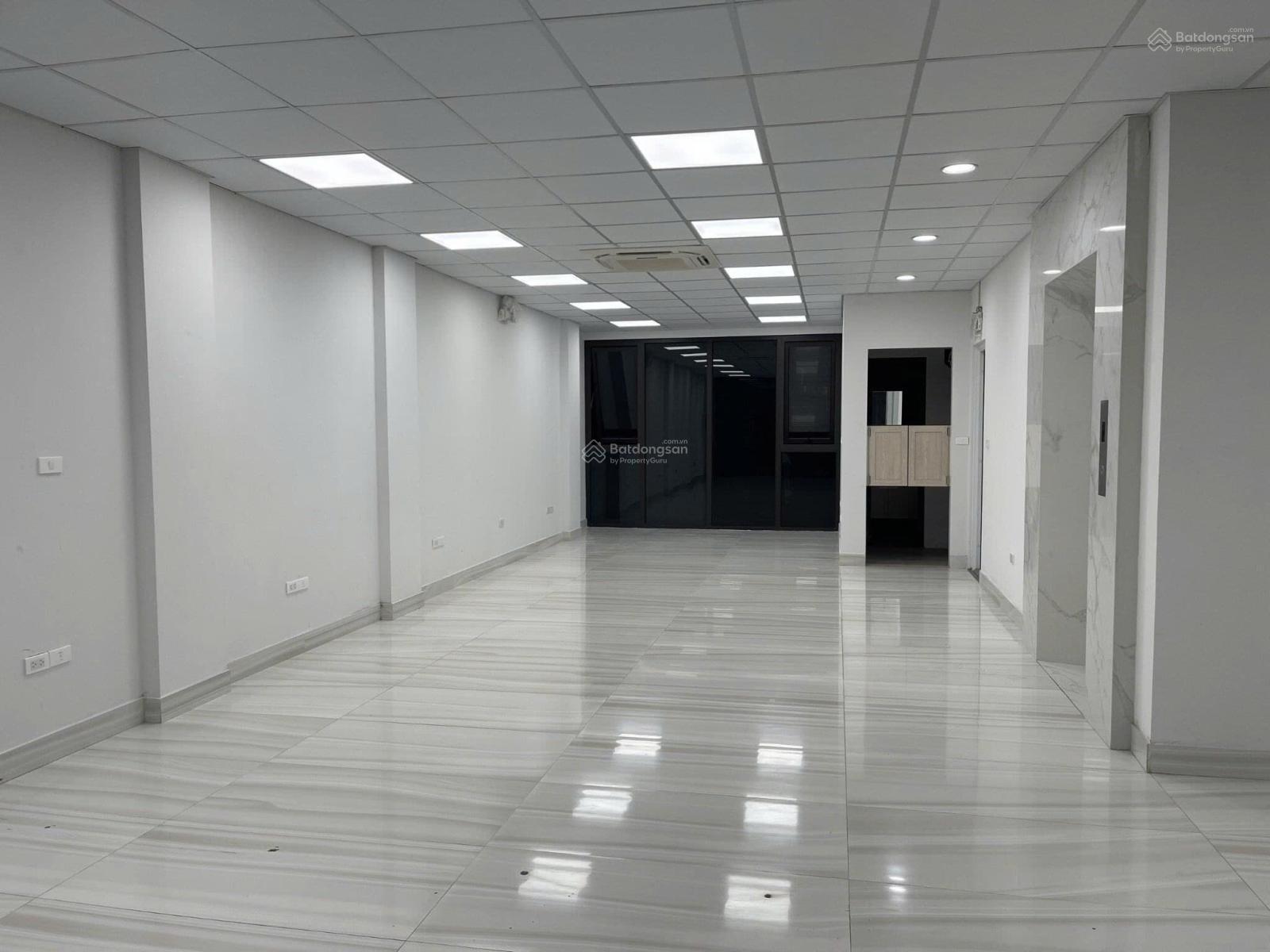 Cho thuê nhà MP Tuệ Tĩnh: 110m2 x 2 tầng, MT: 6m, thông sàn, thang máy, riêng biệt. LH: 0974 557 ***