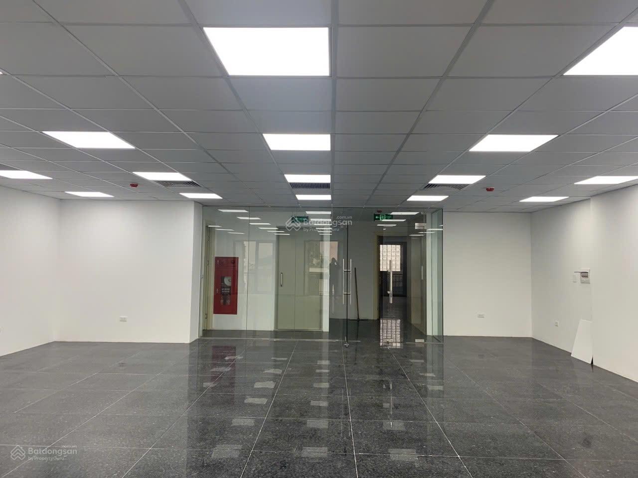 Cho thuê nhà MP Tuệ Tĩnh: 110m2 x 2 tầng, MT: 6m, thông sàn, thang máy, riêng biệt. LH: 0974 557 ***