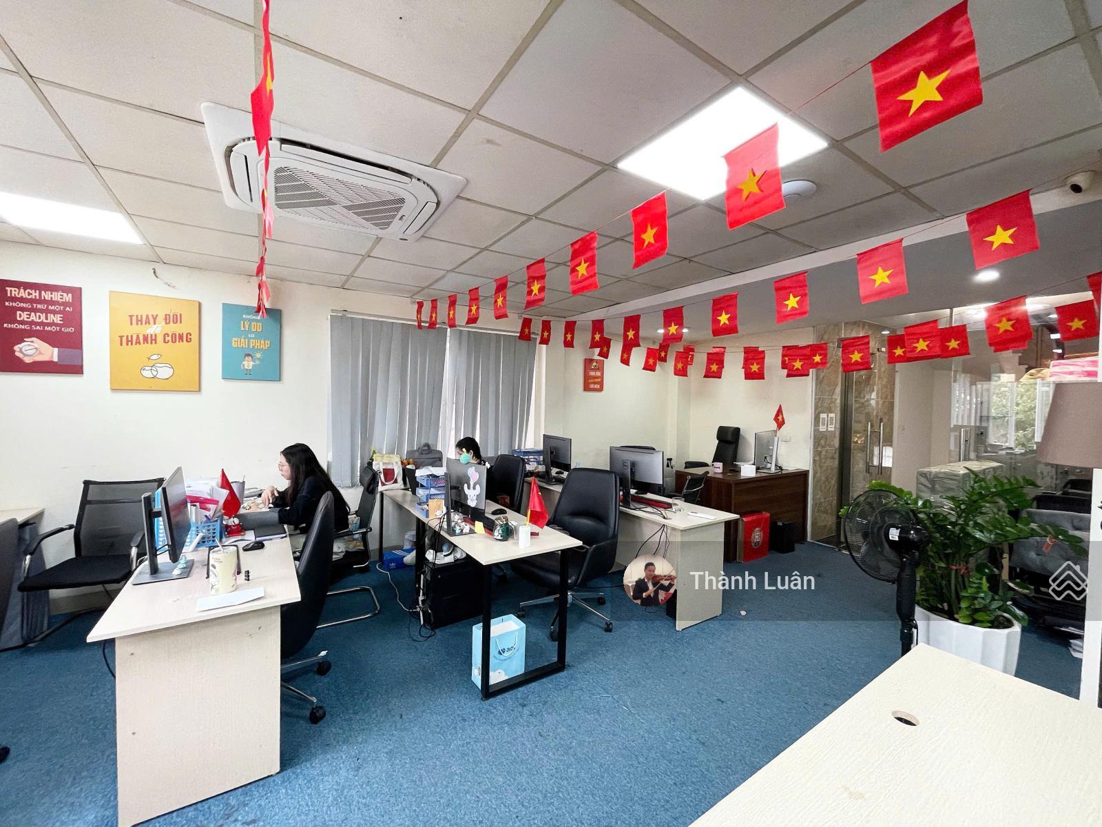 Cho thuê văn phòng 100m2 tại 41 Thái Hà - Quận Đống Đa, 3 mặt thoáng, thông sàn, hầm xe rộng rãi