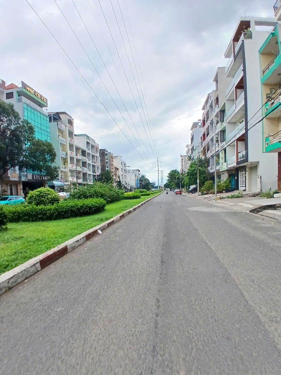 Kết cấu 6 Tầng Thang máy-Nhà Mặt Tiền khu Bình Phú giá chỉ 14,3 tỷ