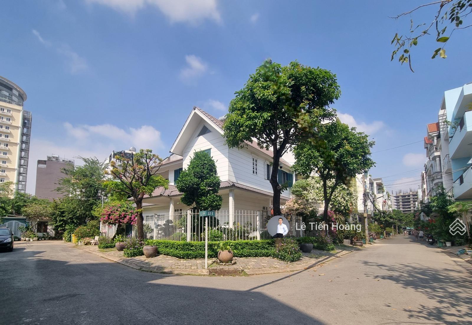 BÁN biệt thự 252 Phường Phú Thuận Quận 7 2 mặt tiền view công viên siêu đẹp