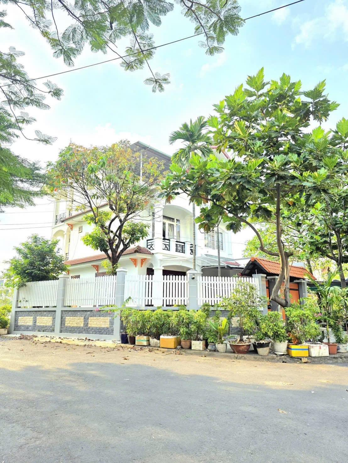 Bán biệt thự khu dân cư 10 mẫu phường Bình trưng,diện tích sàn 213.9m 1 trệt 2 lầu LH 0915 698 ***