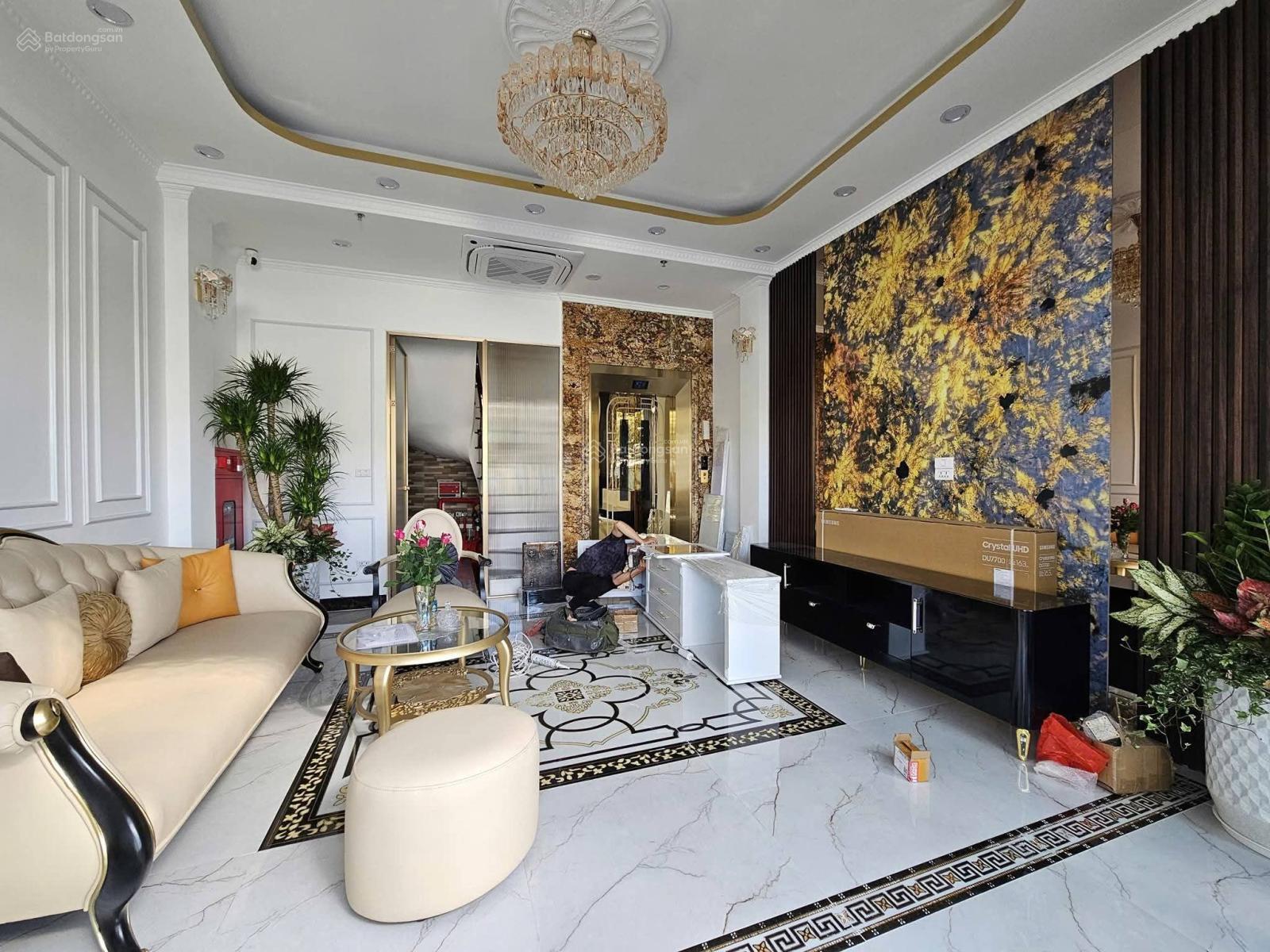 Tôi cần bán nhà mặt phố Đại La, 7tầng thang máy full nội thất.